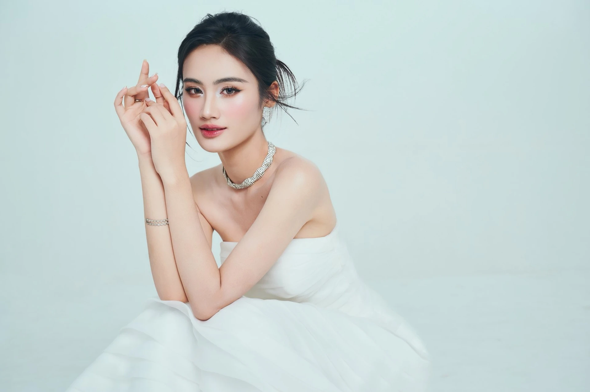 Hoa hậu Ý Nhi lên đường sang Úc du học-ongkinh
