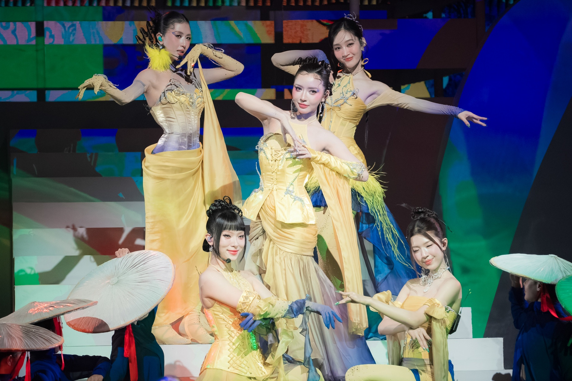 NSND Thanh Ngoan hướng dẫn các ‘em xinh’ hát Xẩm