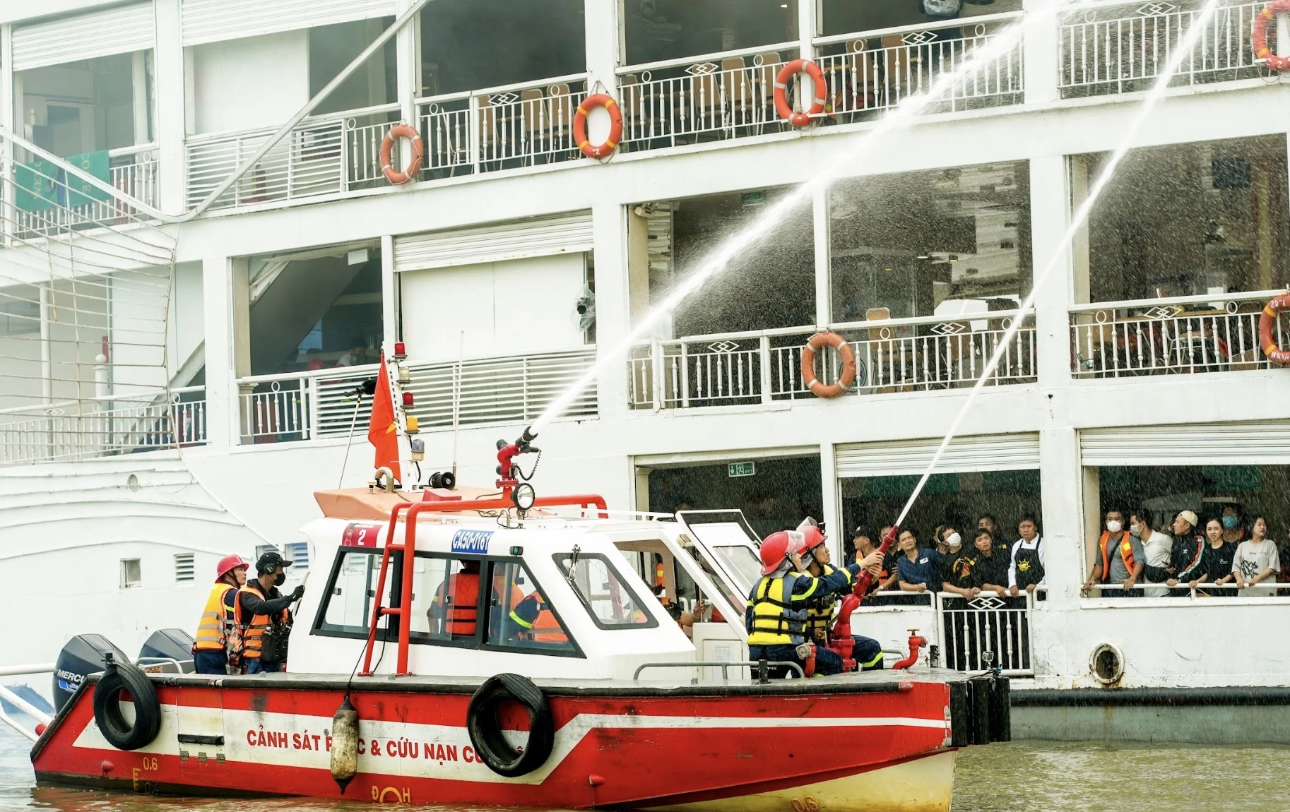 "Chiến sĩ quả cảm" tập mới: Dàn sao Việt diễn tập giải cứu 200 nạn nhân trên sông Sài Gòn - Ongkinh