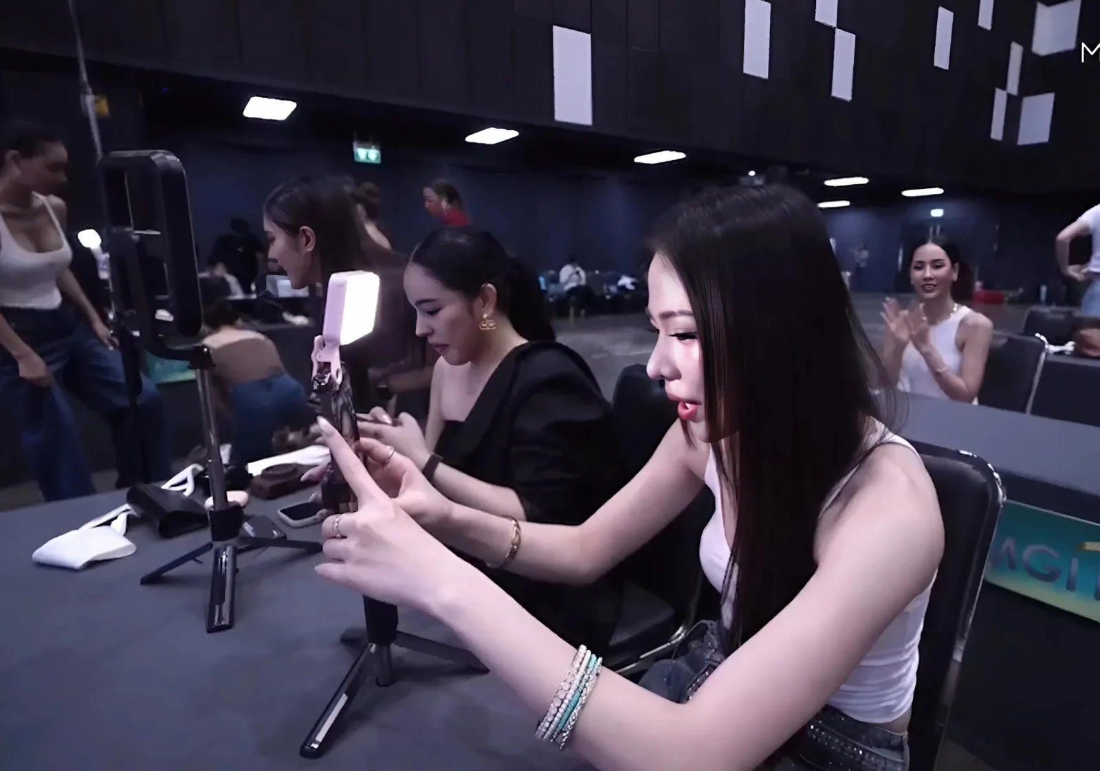 Miss Universe Thailand 2025: Thí sinh bật khóc vì áp lực livestream bán hàng - Ongkinh