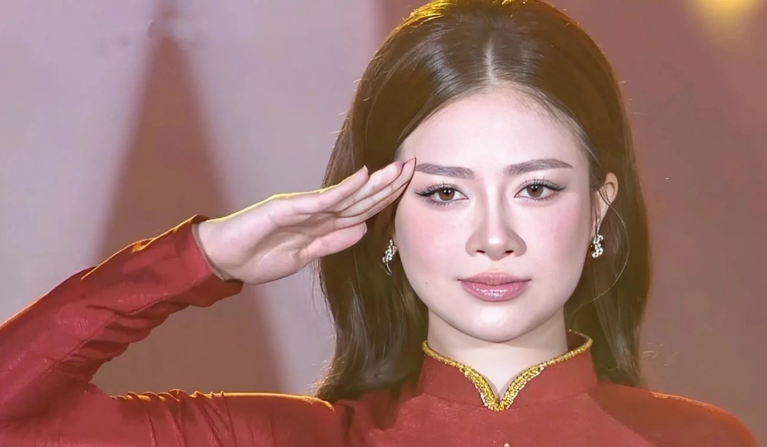 Dương Hoàng Yến "gây sốt" với khoảnh khắc chào cờ - Ongkinh