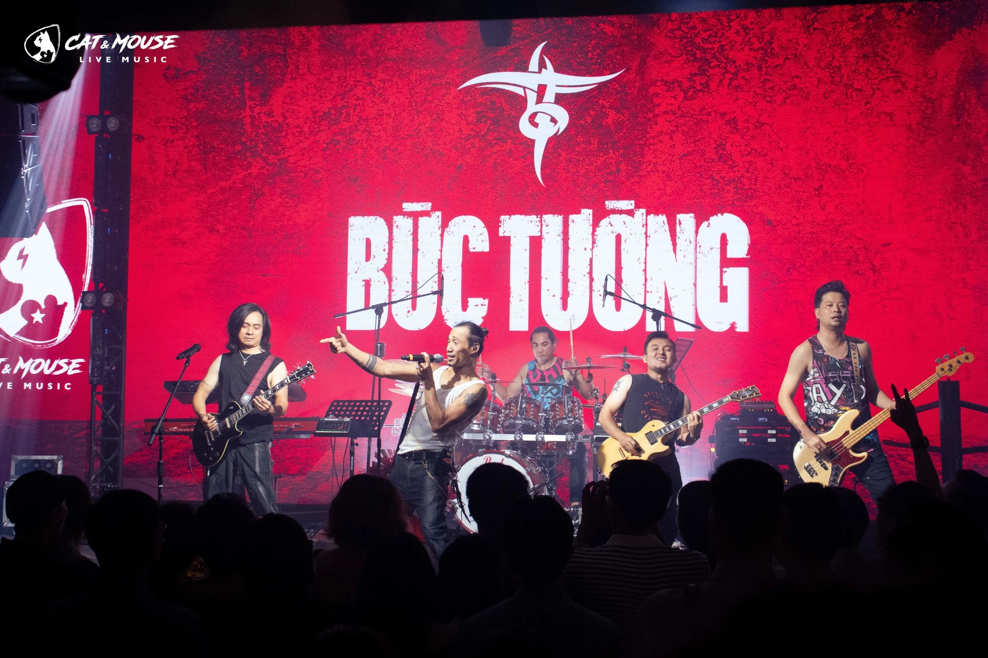 Bức Tường gây ấn tượng tại đêm diễn gần đây - Ongkinh