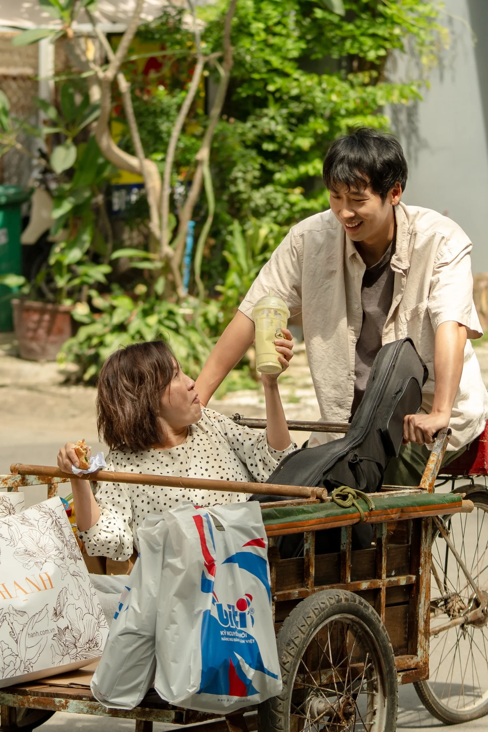 Hồng Đào "lột xác" trong "Mang mẹ đi bỏ" - Ongkinh
