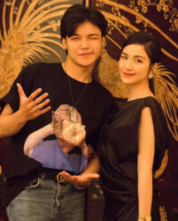 Hoạt động nghệ thuật bền bỉ, chăm chỉ và thân thiện, ca sĩ Hòa Minzy luôn nhận được nhiều sự yêu mến từ khán giả. Tuy nhiên, mới đây, tên tuổi của nữ ca sĩ bất ngờ bị réo gọi sau khi em trai ruột Nguyễn Văn Hùng đăng tải một đoạn clip trên TikTok, trong đó anh chia sẻ về những khó khăn của bản thân khi sống dưới cái bóng của người chị nổi tiếng. Clip này nhanh chóng thu hút sự chú ý và tạo ra nhiều tranh cãi trái chiều. Một số ý kiến cho rằng Văn Hùng đang “kể khổ” thay vì nhìn lại sự nỗ lực và định hướng cho bản thân. Trước làn sóng chỉ trích dồn dập, Văn Hùng đã lên tiếng giải thích trên trang TikTok cá nhân. Anh khẳng định câu chuyện trong clip vốn đã xảy ra cách đây 2-3 năm chứ không phải hiện tại, đồng thời nhấn mạnh bản thân luôn sẵn sàng lắng nghe và tiếp thu góp ý từ công chúng. "Những ngày vừa rồi là những ngày em Hùng đối mặt với những lời chỉ trích của mọi người và em cũng đã đọc hết những lời góp ý đó. Câu chuyện em chia sẻ những điều trước đây và đã là quá khứ của 2-3 năm về trước. Có thể rằng em sẽ không nhận được thiện cảm của mọi người nhưng em mong muốn được viết ra những dòng tâm sự hay những video chia sẻ về con người mình và những video chân thật nhất gửi đến mọi người. Em biết rằng có những thứ em chưa tốt và chưa hoàn thiện vậy nên luôn luôn lắng nghe và ghi nhận ý kiến mọi người để có thể sửa đổi. Cảm ơn mọi người rất nhiều", anh cho hay. Trong chia sẻ trước đó, Văn Hùng thừa nhận hầu như mọi khoản chi phí từ tiền học đại học, sinh hoạt đến cả những buổi đi chơi với bạn gái đều được Hòa Minzy chu cấp. Anh trải lòng rằng việc có một chị gái nổi tiếng vừa là may mắn vừa là áp lực: "Mình là em trai của một ca sĩ nổi tiếng, đó là may mắn hay áp lực. Hào quang của chị gái càng lớn, cái bóng của mình càng dài. Mình nhận ra mình phải bước chân ra ngoài xã hội. Gia đình có tiền đề phát triển dựa trên sự thành công của chị gái, tất cả điều kiện dường như là hoàn hảo. Nhưng cuộc sống màu hồng đó cũng chính là áp lực lớn nhất đối với mình". Văn Hùng cũng cho rằng, việc có chị gái nổi tiếng không đồng nghĩa với việc bản thân sẽ dễ dàng gặt hái thành công. Anh chia sẻ: "Ai cũng nghĩ có chị gái làm bệ phóng thì mình làm gì cũng sẽ thành công. Nhưng sự thật là những nấc thang đầu tiên khi mình bước ra ngoài xã hội mình thất bại. Mình không có 1 mục tiêu để theo đuổi, không có 1 công việc yêu thích để làm. Một vòng luẩn quẩn cứ liên tục xảy ra khiến mình chán nản". Chính những lời này đã khiến dư luận dấy lên nhiều ý kiến trái chiều. Một bộ phận khán giả cho rằng Văn Hùng đã không biết tận dụng lợi thế từ sự nổi tiếng của chị gái để tạo dựng cho mình sự nghiệp riêng. Thậm chí, cách anh diễn đạt trong clip còn bị cho là thiên về việc “kể khổ”, khiến nhiều người cảm thấy thiếu sự tích cực và có phần đổ lỗi cho hoàn cảnh. Trước làn sóng chỉ trích gay gắt, Văn Hùng buộc phải khóa bình luận để tránh những tranh cãi đi xa hơn. Được biết, Hòa Minzy sinh năm 1995 và là con thứ tư trong gia đình, còn Nguyễn Văn Hùng là con út, kém chị gái 5 tuổi. Sự việc này tuy gây ra nhiều tranh luận nhưng cũng cho thấy áp lực tâm lý mà người thân của nghệ sĩ nổi tiếng đôi khi phải đối mặt, đặc biệt trong bối cảnh mạng xã hội phát triển mạnh mẽ như hiện nay, nơi mọi lời nói hay chia sẻ cá nhân đều dễ dàng trở thành tâm điểm chú ý.