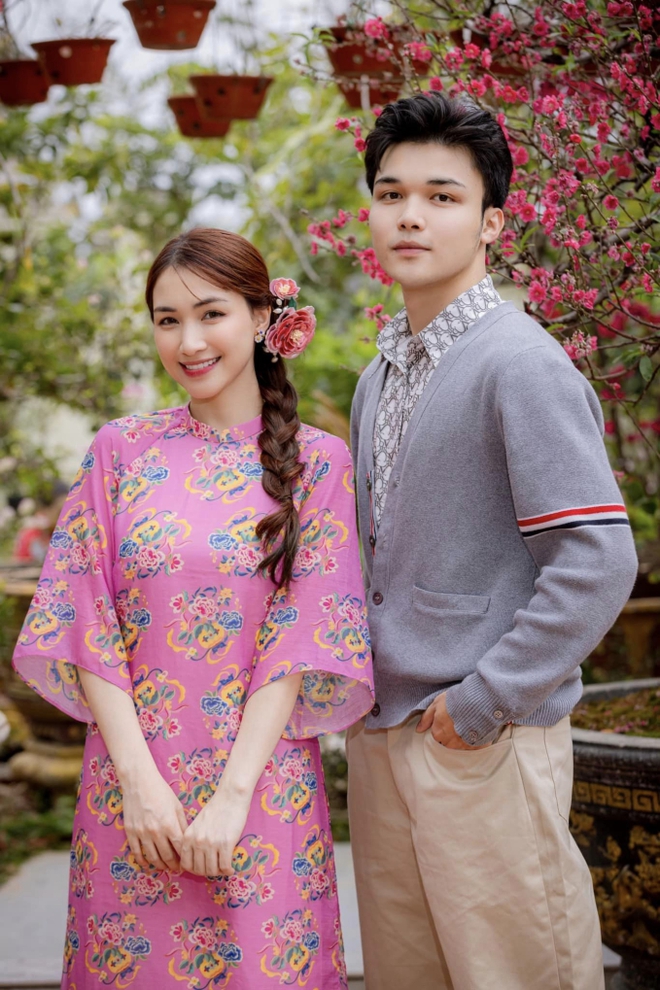 Hoạt động nghệ thuật bền bỉ, chăm chỉ và thân thiện, ca sĩ Hòa Minzy luôn nhận được nhiều sự yêu mến từ khán giả. Tuy nhiên, mới đây, tên tuổi của nữ ca sĩ bất ngờ bị réo gọi sau khi em trai ruột Nguyễn Văn Hùng đăng tải một đoạn clip trên TikTok, trong đó anh chia sẻ về những khó khăn của bản thân khi sống dưới cái bóng của người chị nổi tiếng. Clip này nhanh chóng thu hút sự chú ý và tạo ra nhiều tranh cãi trái chiều. Một số ý kiến cho rằng Văn Hùng đang “kể khổ” thay vì nhìn lại sự nỗ lực và định hướng cho bản thân.

Trước làn sóng chỉ trích dồn dập, Văn Hùng đã lên tiếng giải thích trên trang TikTok cá nhân. Anh khẳng định câu chuyện trong clip vốn đã xảy ra cách đây 2-3 năm chứ không phải hiện tại, đồng thời nhấn mạnh bản thân luôn sẵn sàng lắng nghe và tiếp thu góp ý từ công chúng. "Những ngày vừa rồi là những ngày em Hùng đối mặt với những lời chỉ trích của mọi người và em cũng đã đọc hết những lời góp ý đó. Câu chuyện em chia sẻ những điều trước đây và đã là quá khứ của 2-3 năm về trước. Có thể rằng em sẽ không nhận được thiện cảm của mọi người nhưng em mong muốn được viết ra những dòng tâm sự hay những video chia sẻ về con người mình và những video chân thật nhất gửi đến mọi người. Em biết rằng có những thứ em chưa tốt và chưa hoàn thiện vậy nên luôn luôn lắng nghe và ghi nhận ý kiến mọi người để có thể sửa đổi. Cảm ơn mọi người rất nhiều", anh cho hay.

Trong chia sẻ trước đó, Văn Hùng thừa nhận hầu như mọi khoản chi phí từ tiền học đại học, sinh hoạt đến cả những buổi đi chơi với bạn gái đều được Hòa Minzy chu cấp. Anh trải lòng rằng việc có một chị gái nổi tiếng vừa là may mắn vừa là áp lực: "Mình là em trai của một ca sĩ nổi tiếng, đó là may mắn hay áp lực. Hào quang của chị gái càng lớn, cái bóng của mình càng dài. Mình nhận ra mình phải bước chân ra ngoài xã hội. Gia đình có tiền đề phát triển dựa trên sự thành công của chị gái, tất cả điều kiện dường như là hoàn hảo. Nhưng cuộc sống màu hồng đó cũng chính là áp lực lớn nhất đối với mình".

Văn Hùng cũng cho rằng, việc có chị gái nổi tiếng không đồng nghĩa với việc bản thân sẽ dễ dàng gặt hái thành công. Anh chia sẻ: "Ai cũng nghĩ có chị gái làm bệ phóng thì mình làm gì cũng sẽ thành công. Nhưng sự thật là những nấc thang đầu tiên khi mình bước ra ngoài xã hội mình thất bại. Mình không có 1 mục tiêu để theo đuổi, không có 1 công việc yêu thích để làm. Một vòng luẩn quẩn cứ liên tục xảy ra khiến mình chán nản".

Chính những lời này đã khiến dư luận dấy lên nhiều ý kiến trái chiều. Một bộ phận khán giả cho rằng Văn Hùng đã không biết tận dụng lợi thế từ sự nổi tiếng của chị gái để tạo dựng cho mình sự nghiệp riêng. Thậm chí, cách anh diễn đạt trong clip còn bị cho là thiên về việc “kể khổ”, khiến nhiều người cảm thấy thiếu sự tích cực và có phần đổ lỗi cho hoàn cảnh. Trước làn sóng chỉ trích gay gắt, Văn Hùng buộc phải khóa bình luận để tránh những tranh cãi đi xa hơn.

Được biết, Hòa Minzy sinh năm 1995 và là con thứ tư trong gia đình, còn Nguyễn Văn Hùng là con út, kém chị gái 5 tuổi. Sự việc này tuy gây ra nhiều tranh luận nhưng cũng cho thấy áp lực tâm lý mà người thân của nghệ sĩ nổi tiếng đôi khi phải đối mặt, đặc biệt trong bối cảnh mạng xã hội phát triển mạnh mẽ như hiện nay, nơi mọi lời nói hay chia sẻ cá nhân đều dễ dàng trở thành tâm điểm chú ý.