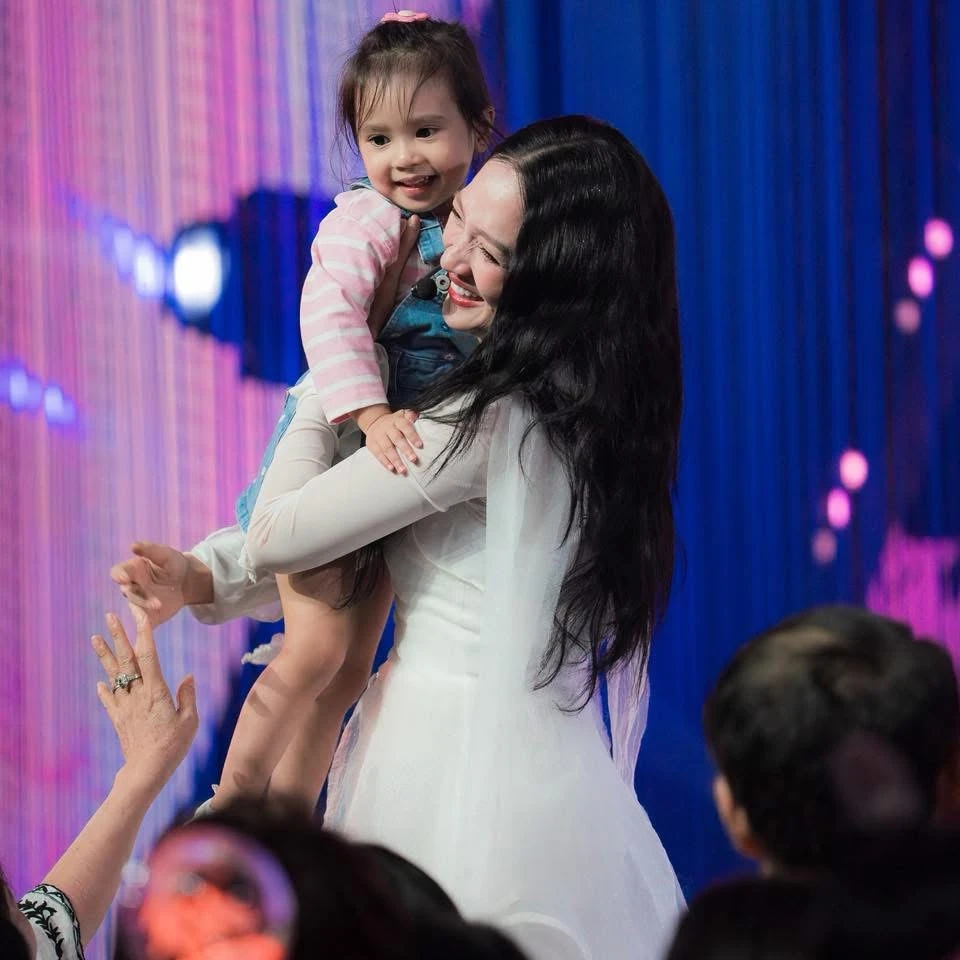 Bảo Anh gây đưa con gái lên sân khấu Em Xinh Say Hi
