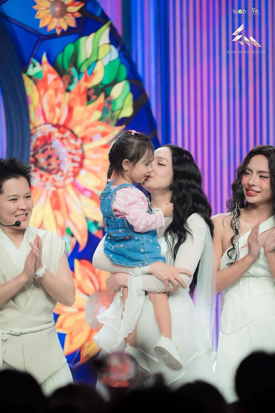 Bảo Anh gây đưa con gái lên sân khấu Em Xinh Say Hi