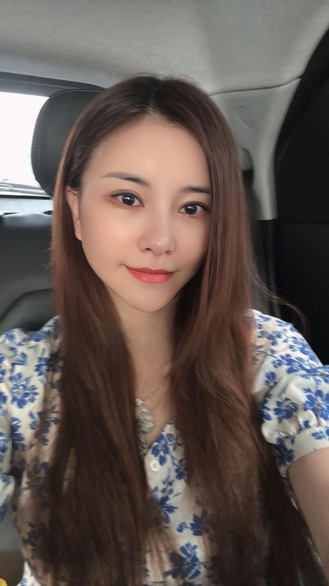 Diễn viên Kim Oanh để lộ chiếc cằm lạ hậu "dao kéo"
Mới đây, trên trang cá nhân, Kim Oanh đăng tải hình ảnh check-in trên xe ô tô cùng dòng trạng thái hài hước: “Người ta chụp hình không góc chết. Tôi chụp gần chết mới được tấm hình”. Tuy nhiên, điều khiến cư dân mạng bàn tán nhiều nhất lại là gương mặt có phần khác lạ của nữ diễn viên, đặc biệt chiếc cằm dài bất thường, gây ra nhiều tranh luận.

Không ít khán giả bày tỏ sự tiếc nuối cho nét đẹp tự nhiên của Kim Oanh trước kia, cho rằng diện mạo hiện tại chưa thực sự hài hòa. Trái lại, một bộ phận khác lại ủng hộ quyết định “dao kéo” của cô, khẳng định phẫu thuật thẩm mỹ cần có thời gian để gương mặt hồi phục hoàn toàn. Theo chia sẻ từ Kim Oanh, ca phẫu thuật lần này bao gồm căng da, căng trán, tái phẫu thuật mũi, cắt mí dưới và cấy mỡ.

Trước những bình luận trái chiều, nữ diễn viên vẫn giữ tinh thần lạc quan, thường xuyên cập nhật hình ảnh mới lên mạng xã hội. Cô thẳng thắn đối diện với những lời so sánh nhan sắc giữa quá khứ và hiện tại, cho rằng bản thân không hối hận về lựa chọn đã thực hiện. “Tớ đồng ý với cả nhà là ngày xưa tớ xinh thật đấy, tớ cũng công nhận là tớ có nét riêng không lẫn vào ai cả nhưng bao giờ, bao giờ cho đến ngày xưa. Ngày nay thế này là cố gắng lắm rồi, phải không”, Kim Oanh chia sẻ.

Bên cạnh những tranh cãi xoay quanh nhan sắc, sự nghiệp nghệ thuật của Kim Oanh vẫn là điểm sáng không thể phủ nhận. Xuất thân từ lớp diễn viên Trường Đại học Sân khấu – Điện ảnh, cô bén duyên với sân khấu khi về công tác tại Nhà hát Tuổi trẻ, sau đó gắn bó với Phòng Sân khấu – Ban Văn nghệ, Đài Truyền hình Việt Nam với vai trò biên tập viên, đạo diễn. Ngoài diễn xuất, Kim Oanh còn để lại dấu ấn trong nhiều vở kịch và chương trình truyền hình với tư cách đạo diễn.

Giải thích về lý do lựa chọn phẫu thuật, Kim Oanh thẳng thắn nói: “Mọi người cứ nói cái mũi trước của mình cao và đẹp nhưng mình thấy cái mũi đấy có tính chiến đấu rất cao, giờ đây mình không còn thích tranh đấu hơn thua với ai nữa. Mình quyết định hạ mũi xuống để cho tính tình mềm mại, hài hòa và dung dị. Cảm ơn mọi người đã yêu thương mình thật nhiều”.

Có thể thấy, thay vì né tránh, nữ nghệ sĩ chọn cách đối diện trực tiếp với những thay đổi của bản thân. Việc công khai phẫu thuật và thoải mái chia sẻ quan điểm cá nhân giúp Kim Oanh nhận được sự đồng cảm từ một bộ phận khán giả, đồng thời khẳng định tinh thần mạnh mẽ, tự chủ trong việc làm đẹp và giữ gìn hình ảnh.