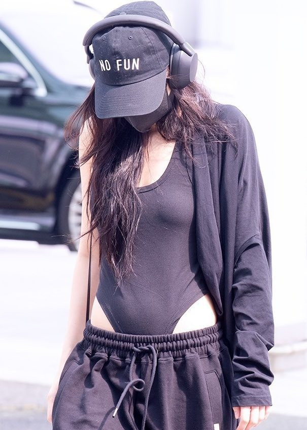 Thời trang sân bay gây tranh cãi của Jennie
