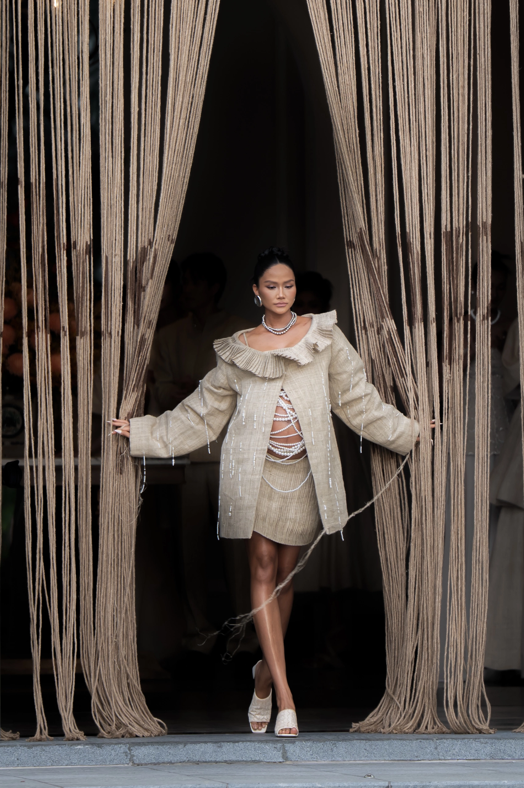 H'Hen Niê catwalk ở cuối thai kỳ