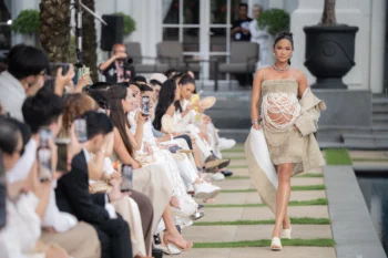 H'Hen Niê catwalk ở cuối thai kỳ