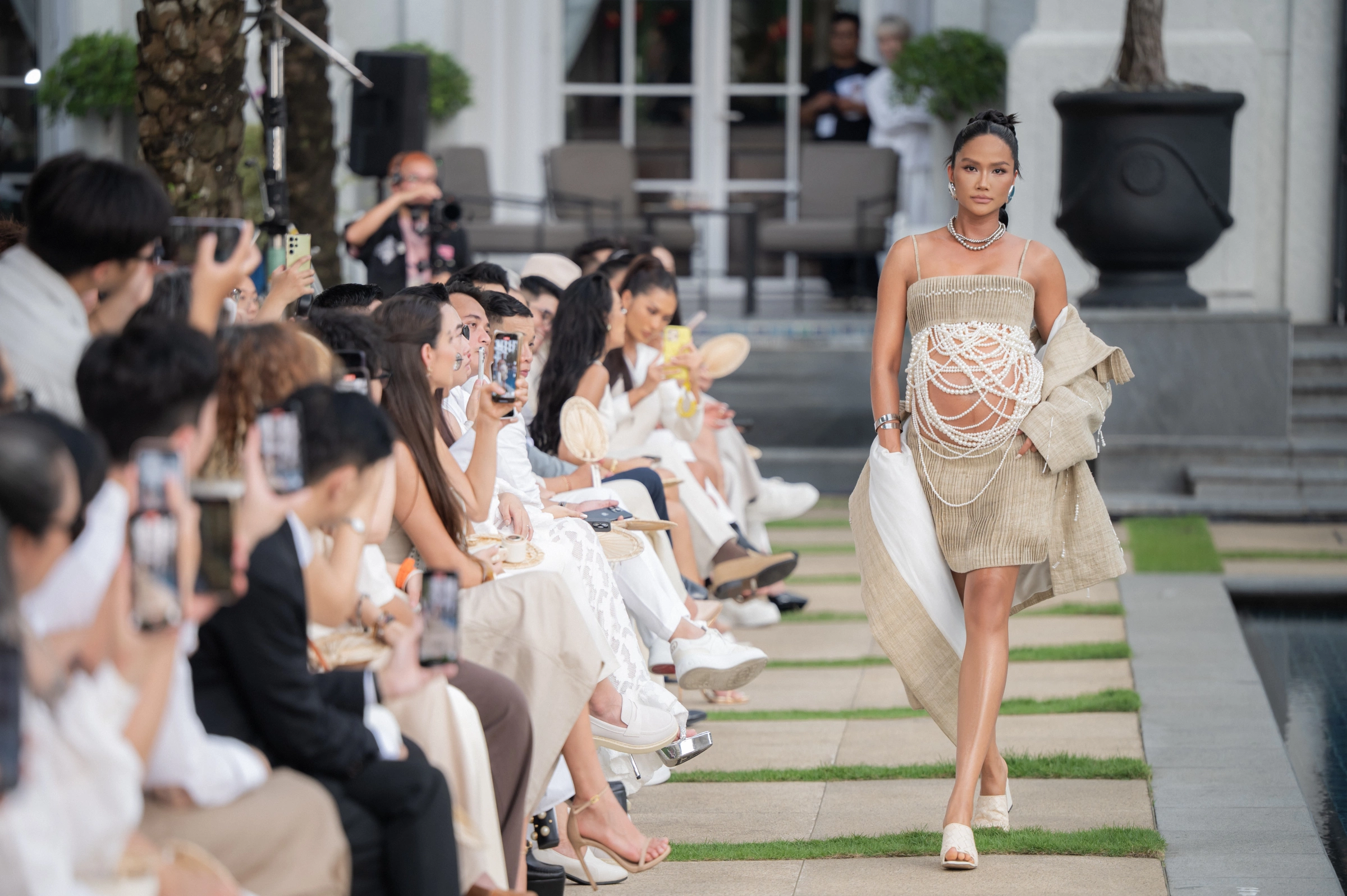 H'Hen Niê catwalk ở cuối thai kỳ