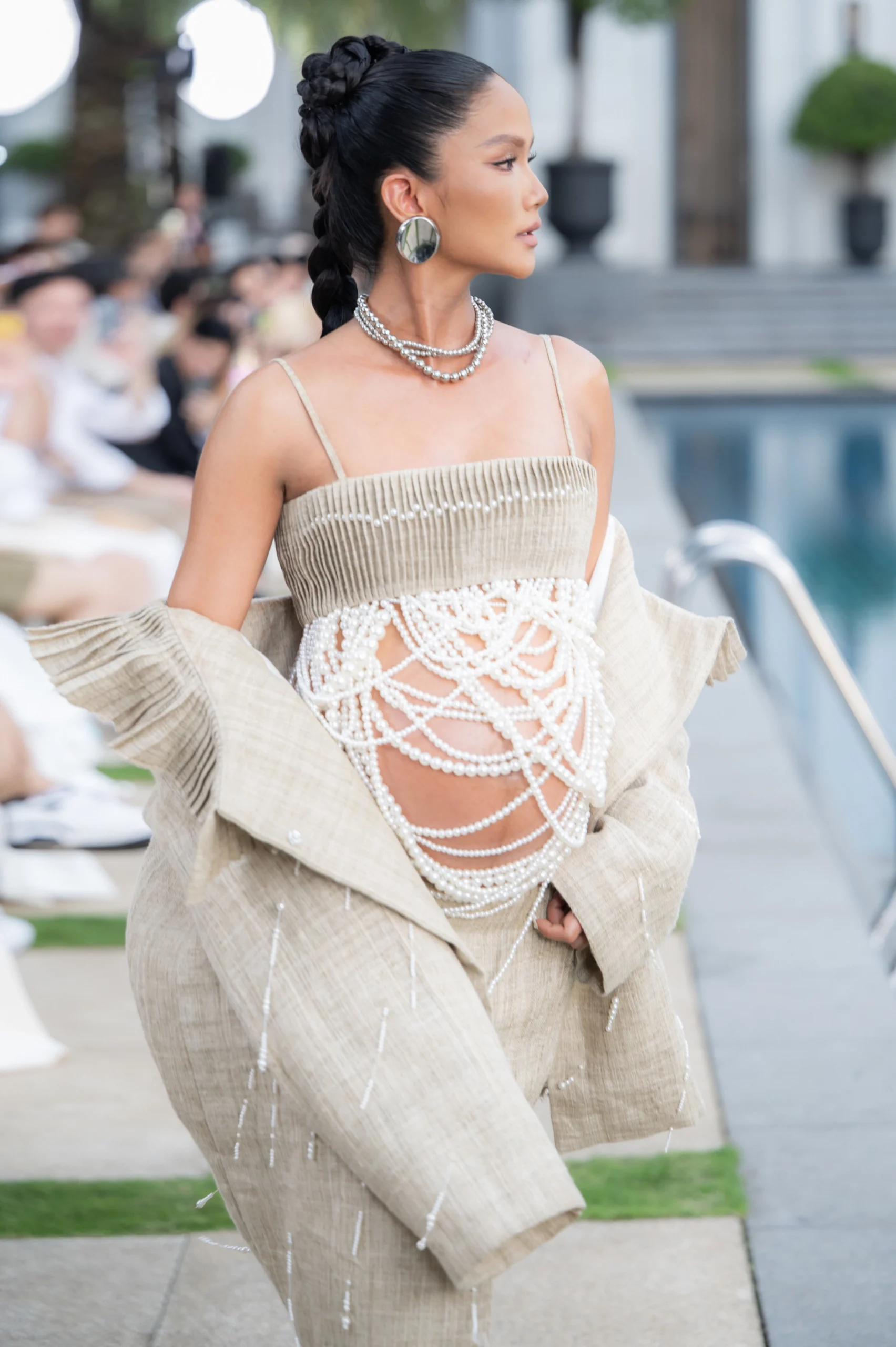 H'Hen Niê catwalk ở cuối thai kỳ