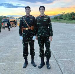 Bình An mới đây khiến cộng đồng mạng xôn xao khi đăng tải loạt ảnh chụp cùng Thượng úy Lê Hoàng Hiệp, cả hai cùng khoác trên mình bộ quân phục, nở nụ cười rạng rỡ và toát lên thần thái mạnh mẽ, điển trai “chuẩn soái ca quân ngũ”. Khoảnh khắc này nhanh chóng nhận về “mưa lời khen” từ khán giả, nhiều người bình luận: "Tuyệt đối điện ảnh", "Gấp đôi sự đẹp trai", "Hai trai đẹp trong một khuôn hình", hay "Đã Lê Hoàng Hiệp lại còn Bình An, không ai lại được". Một số còn cho rằng đây là “bức ảnh mong chờ bấy lâu nay” khi hai gương mặt nổi bật cùng xuất hiện. Chia sẻ về bức ảnh, Bình An viết: "Một buổi chiều đầy nắng, được tập luyện cùng các đồng chí khối tác chiến điện tử tham gia diễu binh diễu hành dịp đại lễ sắp tới. Chỉ nửa buổi thôi nhưng tôi cũng kịp cảm nhận được sự khó khăn và vất vả của các đồng chí trong thời gian vừa qua. Chúc các đồng chí chân cứng đá mềm, vượt mưa vượt nắng hoàn thành xuất sắc nhiệm vụ được giao nhé". Trước đó, Thượng úy Lê Hoàng Hiệp từng gây “bão” mạng khi xuất hiện trong trailer tập 2 chương trình Sao nhập ngũ. Anh cùng các nghệ sĩ như Bình An, Huỳnh Anh đảm nhận vị trí của tổ Quốc kỳ, nghiêm trang thực hiện nghi thức rước cờ trong bối cảnh phía sau là đội hình Lữ đoàn Tác chiến điện tử tập luyện cho màn diễu binh. Đây là hoạt động chuẩn bị cho Lễ kỷ niệm 80 năm Cách mạng tháng Tám (19/8/1945 – 19/8/2025) và Quốc khánh 2/9, thuộc nhiệm vụ A80. Thượng úy Lê Hoàng Hiệp sinh năm 1996, hiện công tác tại Sư đoàn 9 – Quân đoàn 4. Anh từng trở thành tâm điểm chú ý sau đoạn clip bước xuống xe cùng đồng đội trong dịp Lễ kỷ niệm 50 năm Ngày Giải phóng miền Nam (30/4/1975 – 30/4/2025), với thần thái nghiêm nghị nhưng vẫn cuốn hút. Chỉ trong thời gian ngắn, anh đã có lượng người theo dõi lớn trên mạng xã hội và được khán giả ưu ái gọi bằng những biệt danh như “soái ca quân đội” hay “nam thần quân ngũ”. Bình An đọ sắc Thượng uý Lê Hoàng Hiệp, dân mạng khen "tuyệt đối điện ảnh"