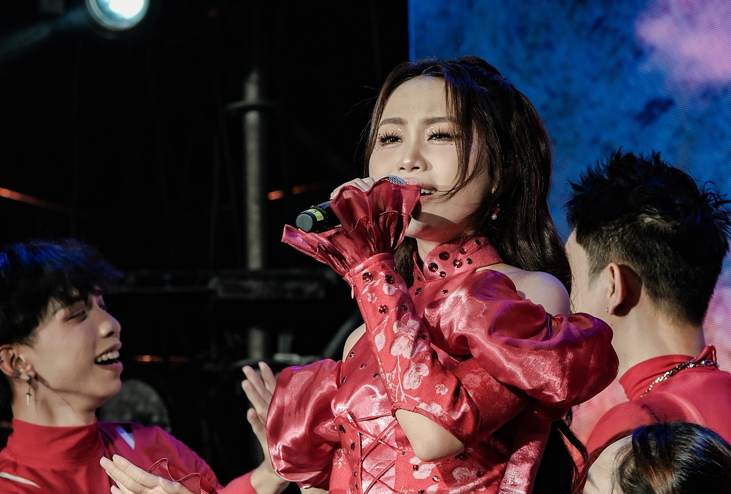 Phương Mỹ Chi mang hit ở 'Sing! Asia' khuấy động phố đi bộ Nguyễn Huệ