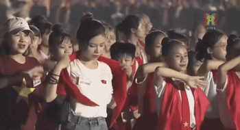 Khoảnh khắc Dương Hoàng Yến "lạc trôi" vào khối thiếu nhi gây bão mạng xã hội - Ongkinh
