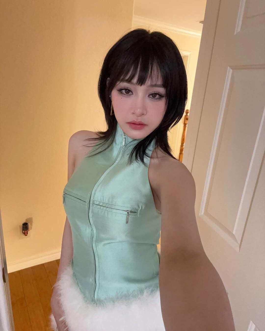 Hiền Hồ quỳ gối xin lỗi giữa sân khấu