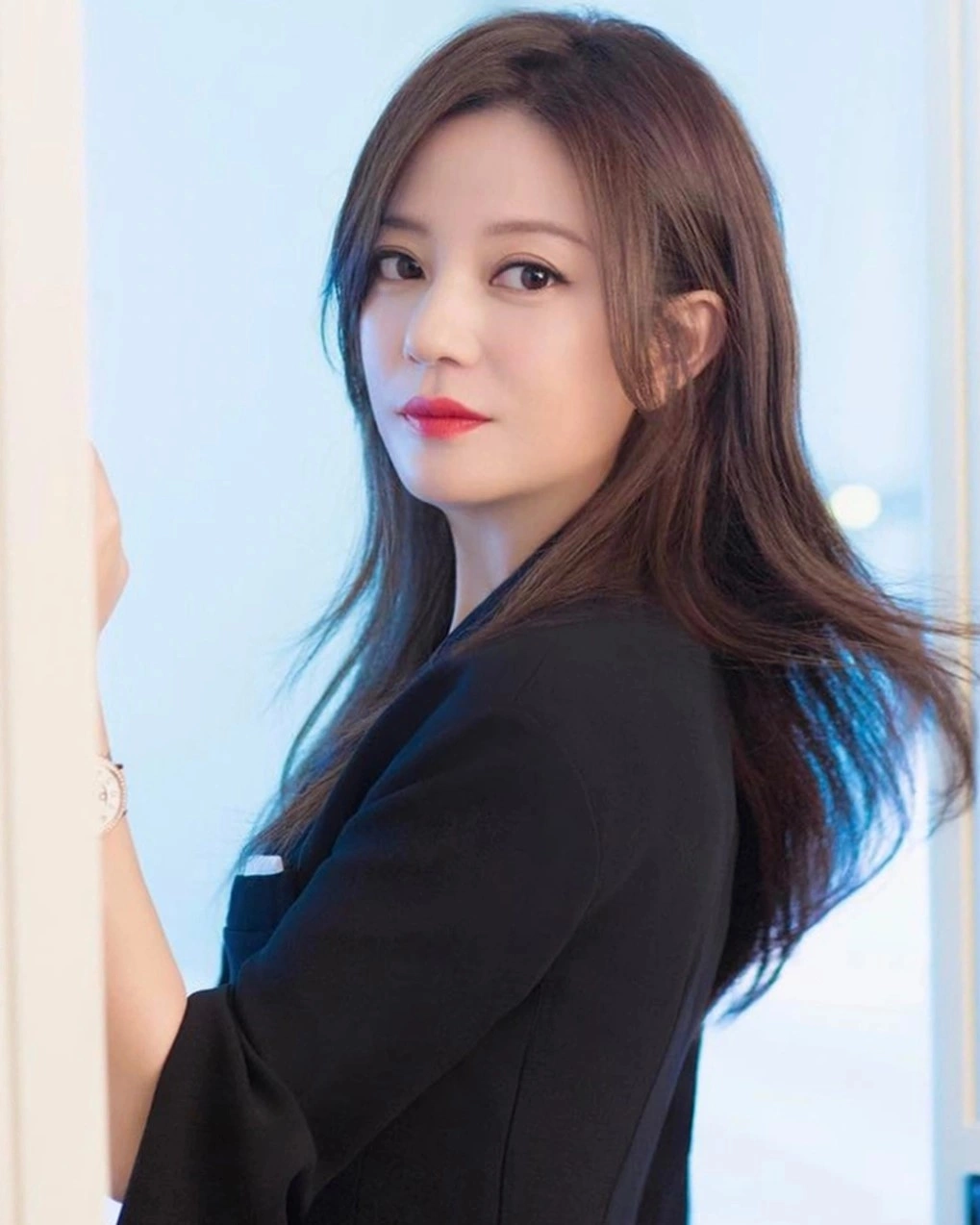 Triệu Vy bị đóng băng cổ phiếu
