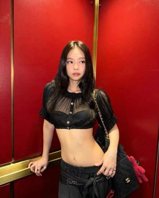 Ngày 1/8, mạng xã hội Hàn Quốc và quốc tế rộ lên tranh cãi khi Jennie (BLACKPINK) bất ngờ xóa một bức ảnh gợi cảm khỏi tài khoản Instagram cá nhân. Đây là khoảnh khắc cô diện áo corset, để lộ đường cong quyến rũ và biểu cảm hờ hững trong lúc cầm khăn lau cổ. Tấm ảnh vốn nhận được hàng loạt lượt yêu thích và bình luận khen ngợi cho đến khi bị gỡ bỏ không rõ lý do, tạo nên làn sóng suy đoán sôi nổi từ phía người hâm mộ và cư dân mạng. **“Jennie không đưa ra lời giải thích nào, nhưng nhiều người cho rằng cô có thể đã tự thấy tấm hình mang tính nhạy cảm quá mức, dễ gây tranh cãi hoặc bị kẻ xấu lợi dụng”** – một nguồn tin từ KoreaBoo viết.

Câu hỏi được đặt ra là liệu hành động xóa ảnh có đơn thuần là lựa chọn thẩm mỹ, hay xuất phát từ những lo ngại có cơ sở? Một lượng lớn fan cho rằng việc Jennie tự tay xóa bức ảnh là dấu hiệu rõ ràng cho thấy cô đang ý thức được mức độ rủi ro trong việc kiểm soát hình ảnh cá nhân. Đặc biệt trong bối cảnh hiện nay, khi nhiều nữ nghệ sĩ trở thành nạn nhân của công nghệ deepfake, sự lo ngại là hoàn toàn có cơ sở. **“Jennie từng nhiều lần bị ghép mặt vào các video khiêu dâm để phát tán bất hợp pháp, dẫn đến việc cô phải gánh chịu hậu quả từ hành vi của tội phạm công nghệ”** – một người hâm mộ bình luận đầy lo lắng.

Từ nhiều tháng qua, Jennie thể hiện rõ xu hướng thay đổi hình tượng theo hướng trưởng thành, gợi cảm và táo bạo hơn. Không chỉ thường xuyên đăng ảnh khoe hình thể trên mạng xã hội, cô còn có những khoảnh khắc gây choáng trên sân khấu. Gần đây nhất là trong một concert tại Mỹ, Jennie khiến khán giả sửng sốt khi bất ngờ phanh áo để lộ nội y ngay trước ống kính máy quay. Hành động này gây ra làn sóng tranh cãi dữ dội: người khen cô cá tính, tự tin; người lại chỉ trích đây là chiêu trò phản cảm, vượt quá giới hạn cần thiết trong biểu diễn âm nhạc. **“Sự táo bạo của Jennie dường như đã vượt khỏi vùng an toàn, trở thành đề tài gây tranh cãi về ranh giới giữa thời trang và sự phản cảm”**, một bài viết trên diễn đàn Hàn nhận định.

Không dừng lại ở sân khấu hay mạng xã hội, sáng 1/8, Jennie tiếp tục thu hút chú ý khi xuất hiện tại sân bay trong trang phục bodysuit high-cut ôm sát cơ thể. Mặc dù bộ trang phục này được đánh giá cao về mặt thời trang, song một bộ phận netizen cho rằng đây là lựa chọn không phù hợp với nơi công cộng. Bình luận chia làm hai luồng rõ rệt: khen ngợi sự sành điệu và dám khác biệt, đối lập với những ý kiến phê phán cô ngày càng sa vào việc "phô diễn hình thể" để tạo tiếng vang. **“Thời trang sân bay từng là nơi các ngôi sao thể hiện cá tính, nhưng Jennie đang biến nó thành sàn diễn thời trang thiếu kiểm soát”** – một ý kiến gay gắt trên diễn đàn TheQoo chia sẻ.

Trong khi công chúng còn chưa ngừng bàn tán, Jennie vẫn giữ im lặng, không đưa ra phản hồi chính thức nào về quyết định gỡ ảnh. Điều này khiến sự việc càng trở nên bí ẩn, đồng thời tạo điều kiện cho đủ loại giả thuyết lan truyền. Một số người suy đoán rằng phía công ty quản lý có thể đã âm thầm can thiệp sau khi nhận thấy mức độ lan truyền quá nhanh của hình ảnh. Trong khi đó, các fan trung thành thì lên tiếng bênh vực Jennie, cho rằng cô có toàn quyền chọn lọc và kiểm soát hình ảnh cá nhân, và không ai có quyền áp đặt giới hạn thẩm mỹ lên một nghệ sĩ.

Dù nguyên nhân thực sự là gì, sự kiện Jennie xóa ảnh đã trở thành một ví dụ điển hình cho cuộc tranh luận không hồi kết về ranh giới giữa nghệ thuật, thời trang và sự nhạy cảm trên mạng xã hội. Trong bối cảnh idol Kpop ngày càng bị đặt dưới kính hiển vi của công chúng, bất kỳ động thái nào cũng có thể trở thành tâm điểm bàn tán, dù đó chỉ là một lần bấm nút "delete".
