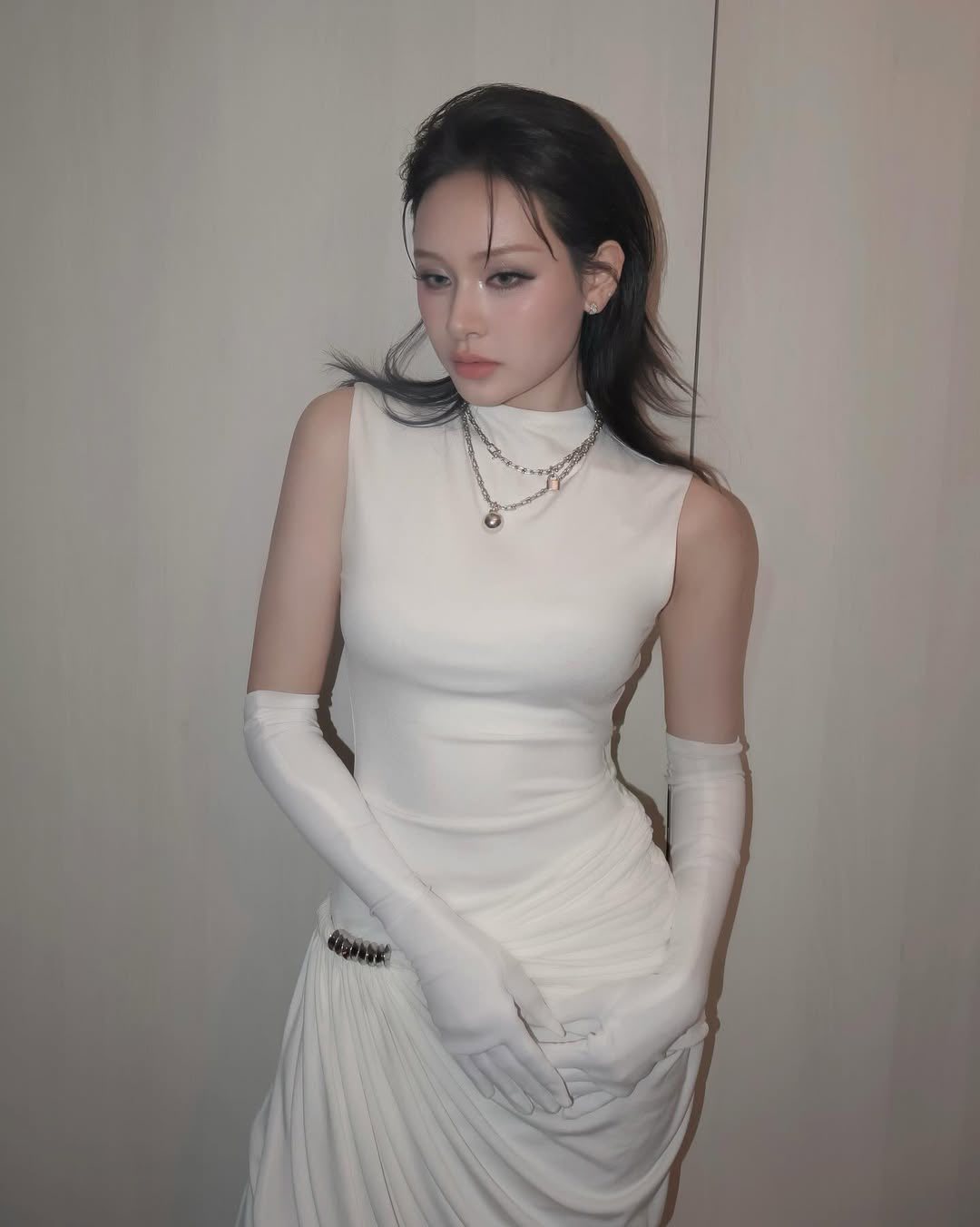Hiền Hồ quỳ gối xin lỗi giữa sân khấu