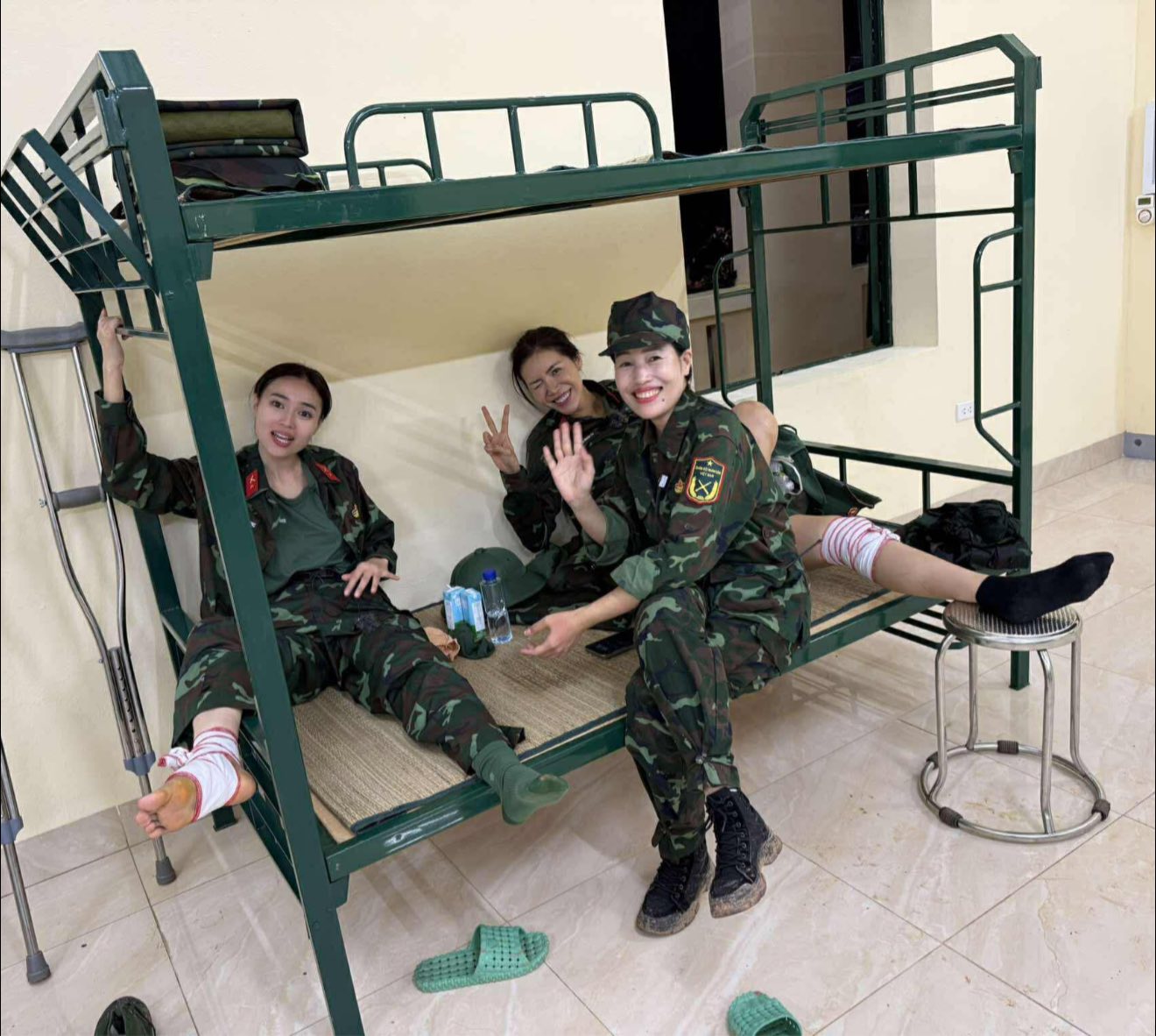 Siêu mẫu Minh Tú sốc vì bị đứt dây chằng chéo trước, rách sụn, dập xương