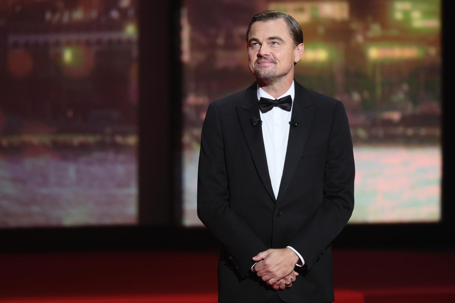 Leonardo DiCaprio bị cảnh sát chặn lại khám xét trên đường tiệc tùng