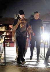 Leonardo DiCaprio bị cảnh sát chặn lại khám xét trên đường tiệc tùng