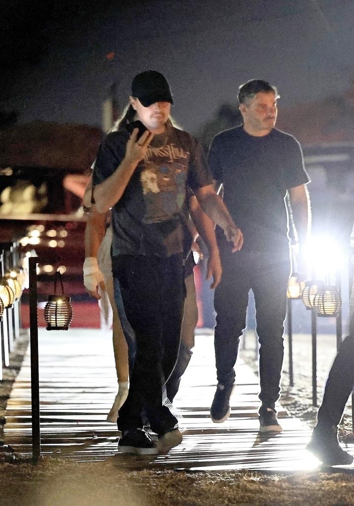 Leonardo DiCaprio bị cảnh sát chặn lại khám xét trên đường tiệc tùng