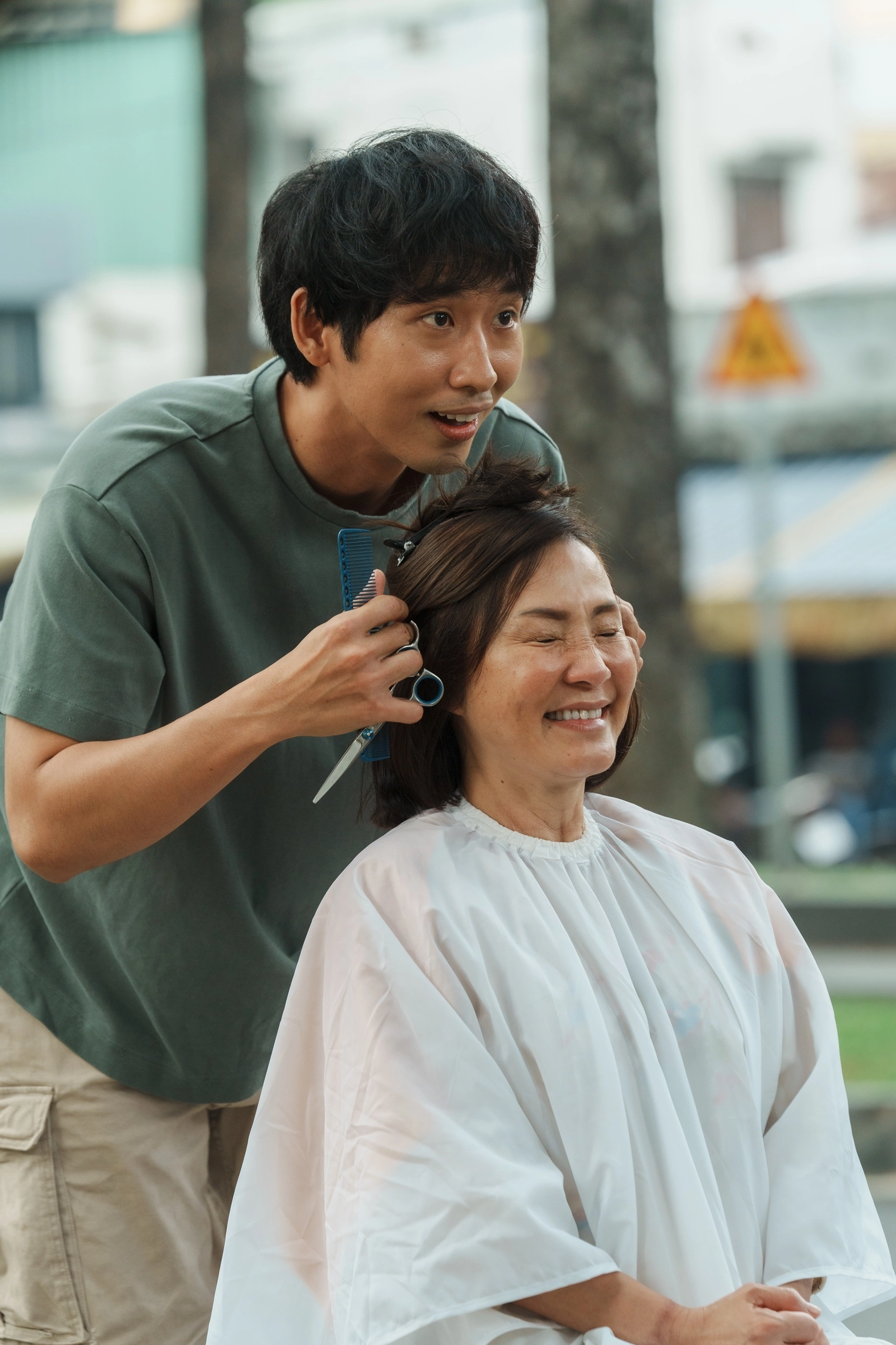 Phim "Mang mẹ đi bỏ" gây sốt phòng vé dù kịch bản gây tranh cãi - Ongkinh
