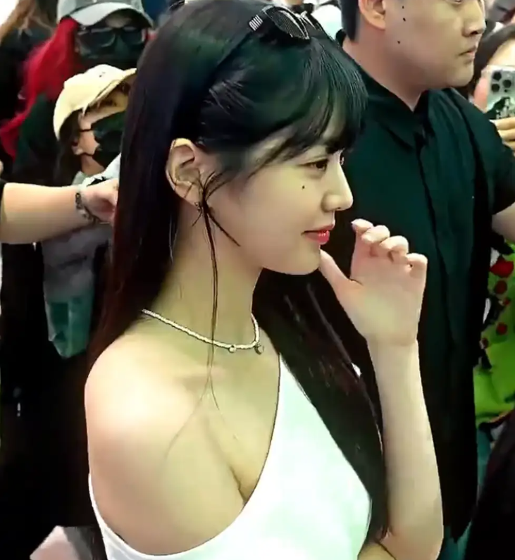 Sau Yoona đến lượt Jang Won Young đột nhiên tắt nụ cười giữa sân bay