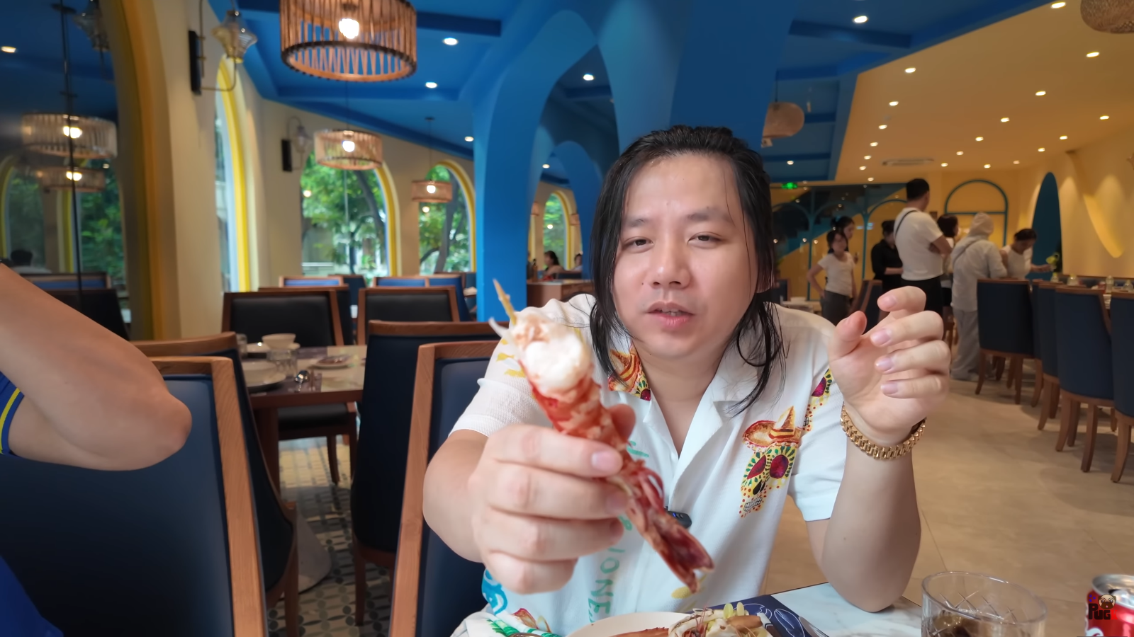 Khoa Pug về Việt Nam đi tập tễnh sau 2 lần kéo chân