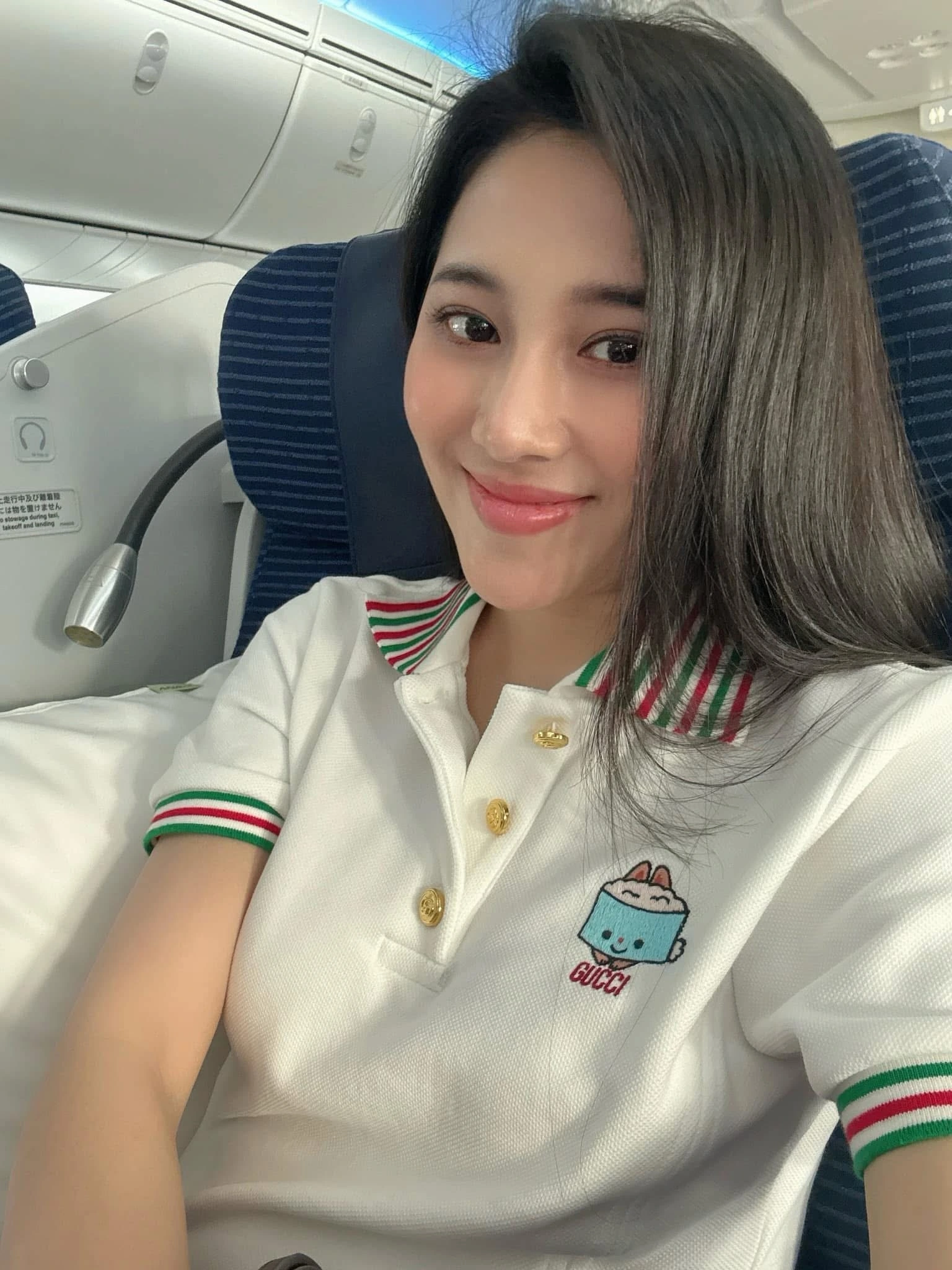 Giữa lúc khán giả đang háo hức chờ đợi vở nhạc kịch bolero *Chờ người*, dự kiến diễn ra vào ngày 16.8 tại Nhà hát Bến Thành (TP.HCM), ca sĩ Tố My bất ngờ thông báo rút lui khỏi chương trình vì lý do sức khỏe. Sự vắng mặt đột ngột của nữ ca sĩ để lại nhiều tiếc nuối cho người hâm mộ, bởi trước đó cô từng bày tỏ rất nhiều kỳ vọng về vai diễn lần này. Tuy nhiên, tình hình sức khỏe không ổn định buộc cô phải tạm gác lại mọi hoạt động nghệ thuật để ưu tiên điều trị y tế.

Theo chia sẻ từ chính Tố My, cô đã nhập viện để điều trị theo chỉ định của bác sĩ. **“My rất vui và háo hức với đêm diễn lần này. Tuy nhiên, sự cố sức khỏe không mong muốn đã xảy ra, buộc My phải ngưng mọi lịch trình để điều trị kịp thời”**, nữ ca sĩ chia sẻ. Đây không phải là lần đầu tiên Tố My vướng phải những vấn đề sức khỏe nghiêm trọng. Trước đó, cô từng được chẩn đoán có một đoạn phình động mạch não và mới đây, tình trạng này bắt đầu có dấu hiệu chuyển biến xấu.

**“Cách đây khoảng 2 năm, tôi được chẩn đoán có một đoạn phình động mạch não. Thời gian gần đây, khu vực phình này có dấu hiệu to hơn, buộc tôi phải điều trị triệt để theo chỉ định của bác sĩ”**, Tố My cho biết. Mặc dù đây chỉ là một ca tiểu phẫu để đặt stent nhằm can thiệp vào đoạn phình động mạch, song cô không giấu được lo lắng khi sức khỏe ngày càng có biểu hiện không tốt. Bản thân nữ ca sĩ cũng thừa nhận đây là dấu hiệu báo động buộc cô phải gác lại công việc để tập trung chữa trị.

Việc rút lui khỏi vở nhạc kịch *Chờ người* khiến Tố My không khỏi tiếc nuối. Trước đó, cô từng chia sẻ đây là một thử thách lớn trong sự nghiệp ca hát bởi yêu cầu vai diễn đòi hỏi không chỉ kỹ năng thanh nhạc mà còn cả khả năng diễn xuất. **“Tôi xem đây là một vai diễn hoàn toàn mới, đòi hỏi nhiều kỹ năng biểu diễn nên bản thân vô cùng trân trọng cơ hội này”**, nữ ca sĩ từng bộc bạch tại buổi ra mắt chương trình. Tuy nhiên, mọi kỳ vọng đã phải tạm gác lại trước tình trạng sức khỏe đáng lo ngại.

Trên fanpage cá nhân, giọng ca sinh năm 1991 đến từ Đà Nẵng cũng xác nhận sau khi hoàn thành tour diễn tại quê nhà hôm 25.7, cô sẽ ngừng nhận show trong vòng một tháng để hồi phục. Dù rất yêu nghề và tiếc nuối khi lỗi hẹn với khán giả, Tố My vẫn nhận được nhiều lời động viên, ủng hộ từ người hâm mộ. Phần đông khán giả đều mong cô sớm bình phục và trở lại sân khấu trong một hình ảnh khỏe mạnh, rạng rỡ hơn.

Phía ban tổ chức chương trình cũng đã nhanh chóng lên phương án điều chỉnh để đảm bảo chất lượng của vở nhạc kịch không bị ảnh hưởng. Đại diện BTC khẳng định: **“Dù thiếu vắng Tố My, ê kíp vẫn đang nỗ lực hoàn thiện từng khâu nhằm mang đến một đêm nhạc trọn vẹn cảm xúc và chất lượng nghệ thuật”**. Đồng thời, đơn vị tổ chức cũng bày tỏ sự tin tưởng vào dàn nghệ sĩ tài năng sẽ góp mặt như Thu Hường, Huỳnh Thật, Thoại Nhân, Gia Linh, Quỳnh Trang, Tâm Nguyên, Vũ Trà và Ngọc Hương. **“Chúng tôi tin rằng *Chờ người* vẫn sẽ là một hành trình âm nhạc đáng nhớ, đong đầy tình yêu và ký ức”**, đại diện này nhấn mạnh.

Sự rút lui của Tố My không chỉ là mất mát riêng của ê kíp chương trình mà còn là điều khiến công chúng tiếc nuối. Tuy nhiên, hơn ai hết, sức khỏe luôn là yếu tố quan trọng cần được ưu tiên. Người hâm mộ vẫn luôn dành cho “ngọc nữ bolero” sự cảm thông sâu sắc và hy vọng cô sẽ sớm vượt qua giai đoạn khó khăn này để tiếp tục tỏa sáng trên con đường nghệ thuật.
