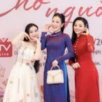 Giữa lúc khán giả đang háo hức chờ đợi vở nhạc kịch bolero *Chờ người*, dự kiến diễn ra vào ngày 16.8 tại Nhà hát Bến Thành (TP.HCM), ca sĩ Tố My bất ngờ thông báo rút lui khỏi chương trình vì lý do sức khỏe. Sự vắng mặt đột ngột của nữ ca sĩ để lại nhiều tiếc nuối cho người hâm mộ, bởi trước đó cô từng bày tỏ rất nhiều kỳ vọng về vai diễn lần này. Tuy nhiên, tình hình sức khỏe không ổn định buộc cô phải tạm gác lại mọi hoạt động nghệ thuật để ưu tiên điều trị y tế. Theo chia sẻ từ chính Tố My, cô đã nhập viện để điều trị theo chỉ định của bác sĩ. **“My rất vui và háo hức với đêm diễn lần này. Tuy nhiên, sự cố sức khỏe không mong muốn đã xảy ra, buộc My phải ngưng mọi lịch trình để điều trị kịp thời”**, nữ ca sĩ chia sẻ. Đây không phải là lần đầu tiên Tố My vướng phải những vấn đề sức khỏe nghiêm trọng. Trước đó, cô từng được chẩn đoán có một đoạn phình động mạch não và mới đây, tình trạng này bắt đầu có dấu hiệu chuyển biến xấu. **“Cách đây khoảng 2 năm, tôi được chẩn đoán có một đoạn phình động mạch não. Thời gian gần đây, khu vực phình này có dấu hiệu to hơn, buộc tôi phải điều trị triệt để theo chỉ định của bác sĩ”**, Tố My cho biết. Mặc dù đây chỉ là một ca tiểu phẫu để đặt stent nhằm can thiệp vào đoạn phình động mạch, song cô không giấu được lo lắng khi sức khỏe ngày càng có biểu hiện không tốt. Bản thân nữ ca sĩ cũng thừa nhận đây là dấu hiệu báo động buộc cô phải gác lại công việc để tập trung chữa trị. Việc rút lui khỏi vở nhạc kịch *Chờ người* khiến Tố My không khỏi tiếc nuối. Trước đó, cô từng chia sẻ đây là một thử thách lớn trong sự nghiệp ca hát bởi yêu cầu vai diễn đòi hỏi không chỉ kỹ năng thanh nhạc mà còn cả khả năng diễn xuất. **“Tôi xem đây là một vai diễn hoàn toàn mới, đòi hỏi nhiều kỹ năng biểu diễn nên bản thân vô cùng trân trọng cơ hội này”**, nữ ca sĩ từng bộc bạch tại buổi ra mắt chương trình. Tuy nhiên, mọi kỳ vọng đã phải tạm gác lại trước tình trạng sức khỏe đáng lo ngại. Trên fanpage cá nhân, giọng ca sinh năm 1991 đến từ Đà Nẵng cũng xác nhận sau khi hoàn thành tour diễn tại quê nhà hôm 25.7, cô sẽ ngừng nhận show trong vòng một tháng để hồi phục. Dù rất yêu nghề và tiếc nuối khi lỗi hẹn với khán giả, Tố My vẫn nhận được nhiều lời động viên, ủng hộ từ người hâm mộ. Phần đông khán giả đều mong cô sớm bình phục và trở lại sân khấu trong một hình ảnh khỏe mạnh, rạng rỡ hơn. Phía ban tổ chức chương trình cũng đã nhanh chóng lên phương án điều chỉnh để đảm bảo chất lượng của vở nhạc kịch không bị ảnh hưởng. Đại diện BTC khẳng định: **“Dù thiếu vắng Tố My, ê kíp vẫn đang nỗ lực hoàn thiện từng khâu nhằm mang đến một đêm nhạc trọn vẹn cảm xúc và chất lượng nghệ thuật”**. Đồng thời, đơn vị tổ chức cũng bày tỏ sự tin tưởng vào dàn nghệ sĩ tài năng sẽ góp mặt như Thu Hường, Huỳnh Thật, Thoại Nhân, Gia Linh, Quỳnh Trang, Tâm Nguyên, Vũ Trà và Ngọc Hương. **“Chúng tôi tin rằng *Chờ người* vẫn sẽ là một hành trình âm nhạc đáng nhớ, đong đầy tình yêu và ký ức”**, đại diện này nhấn mạnh. Sự rút lui của Tố My không chỉ là mất mát riêng của ê kíp chương trình mà còn là điều khiến công chúng tiếc nuối. Tuy nhiên, hơn ai hết, sức khỏe luôn là yếu tố quan trọng cần được ưu tiên. Người hâm mộ vẫn luôn dành cho “ngọc nữ bolero” sự cảm thông sâu sắc và hy vọng cô sẽ sớm vượt qua giai đoạn khó khăn này để tiếp tục tỏa sáng trên con đường nghệ thuật.