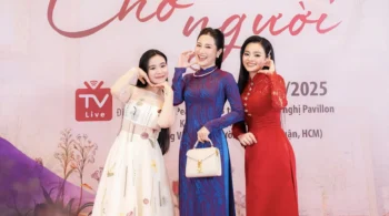 Giữa lúc khán giả đang háo hức chờ đợi vở nhạc kịch bolero *Chờ người*, dự kiến diễn ra vào ngày 16.8 tại Nhà hát Bến Thành (TP.HCM), ca sĩ Tố My bất ngờ thông báo rút lui khỏi chương trình vì lý do sức khỏe. Sự vắng mặt đột ngột của nữ ca sĩ để lại nhiều tiếc nuối cho người hâm mộ, bởi trước đó cô từng bày tỏ rất nhiều kỳ vọng về vai diễn lần này. Tuy nhiên, tình hình sức khỏe không ổn định buộc cô phải tạm gác lại mọi hoạt động nghệ thuật để ưu tiên điều trị y tế. Theo chia sẻ từ chính Tố My, cô đã nhập viện để điều trị theo chỉ định của bác sĩ. **“My rất vui và háo hức với đêm diễn lần này. Tuy nhiên, sự cố sức khỏe không mong muốn đã xảy ra, buộc My phải ngưng mọi lịch trình để điều trị kịp thời”**, nữ ca sĩ chia sẻ. Đây không phải là lần đầu tiên Tố My vướng phải những vấn đề sức khỏe nghiêm trọng. Trước đó, cô từng được chẩn đoán có một đoạn phình động mạch não và mới đây, tình trạng này bắt đầu có dấu hiệu chuyển biến xấu. **“Cách đây khoảng 2 năm, tôi được chẩn đoán có một đoạn phình động mạch não. Thời gian gần đây, khu vực phình này có dấu hiệu to hơn, buộc tôi phải điều trị triệt để theo chỉ định của bác sĩ”**, Tố My cho biết. Mặc dù đây chỉ là một ca tiểu phẫu để đặt stent nhằm can thiệp vào đoạn phình động mạch, song cô không giấu được lo lắng khi sức khỏe ngày càng có biểu hiện không tốt. Bản thân nữ ca sĩ cũng thừa nhận đây là dấu hiệu báo động buộc cô phải gác lại công việc để tập trung chữa trị. Việc rút lui khỏi vở nhạc kịch *Chờ người* khiến Tố My không khỏi tiếc nuối. Trước đó, cô từng chia sẻ đây là một thử thách lớn trong sự nghiệp ca hát bởi yêu cầu vai diễn đòi hỏi không chỉ kỹ năng thanh nhạc mà còn cả khả năng diễn xuất. **“Tôi xem đây là một vai diễn hoàn toàn mới, đòi hỏi nhiều kỹ năng biểu diễn nên bản thân vô cùng trân trọng cơ hội này”**, nữ ca sĩ từng bộc bạch tại buổi ra mắt chương trình. Tuy nhiên, mọi kỳ vọng đã phải tạm gác lại trước tình trạng sức khỏe đáng lo ngại. Trên fanpage cá nhân, giọng ca sinh năm 1991 đến từ Đà Nẵng cũng xác nhận sau khi hoàn thành tour diễn tại quê nhà hôm 25.7, cô sẽ ngừng nhận show trong vòng một tháng để hồi phục. Dù rất yêu nghề và tiếc nuối khi lỗi hẹn với khán giả, Tố My vẫn nhận được nhiều lời động viên, ủng hộ từ người hâm mộ. Phần đông khán giả đều mong cô sớm bình phục và trở lại sân khấu trong một hình ảnh khỏe mạnh, rạng rỡ hơn. Phía ban tổ chức chương trình cũng đã nhanh chóng lên phương án điều chỉnh để đảm bảo chất lượng của vở nhạc kịch không bị ảnh hưởng. Đại diện BTC khẳng định: **“Dù thiếu vắng Tố My, ê kíp vẫn đang nỗ lực hoàn thiện từng khâu nhằm mang đến một đêm nhạc trọn vẹn cảm xúc và chất lượng nghệ thuật”**. Đồng thời, đơn vị tổ chức cũng bày tỏ sự tin tưởng vào dàn nghệ sĩ tài năng sẽ góp mặt như Thu Hường, Huỳnh Thật, Thoại Nhân, Gia Linh, Quỳnh Trang, Tâm Nguyên, Vũ Trà và Ngọc Hương. **“Chúng tôi tin rằng *Chờ người* vẫn sẽ là một hành trình âm nhạc đáng nhớ, đong đầy tình yêu và ký ức”**, đại diện này nhấn mạnh. Sự rút lui của Tố My không chỉ là mất mát riêng của ê kíp chương trình mà còn là điều khiến công chúng tiếc nuối. Tuy nhiên, hơn ai hết, sức khỏe luôn là yếu tố quan trọng cần được ưu tiên. Người hâm mộ vẫn luôn dành cho “ngọc nữ bolero” sự cảm thông sâu sắc và hy vọng cô sẽ sớm vượt qua giai đoạn khó khăn này để tiếp tục tỏa sáng trên con đường nghệ thuật.