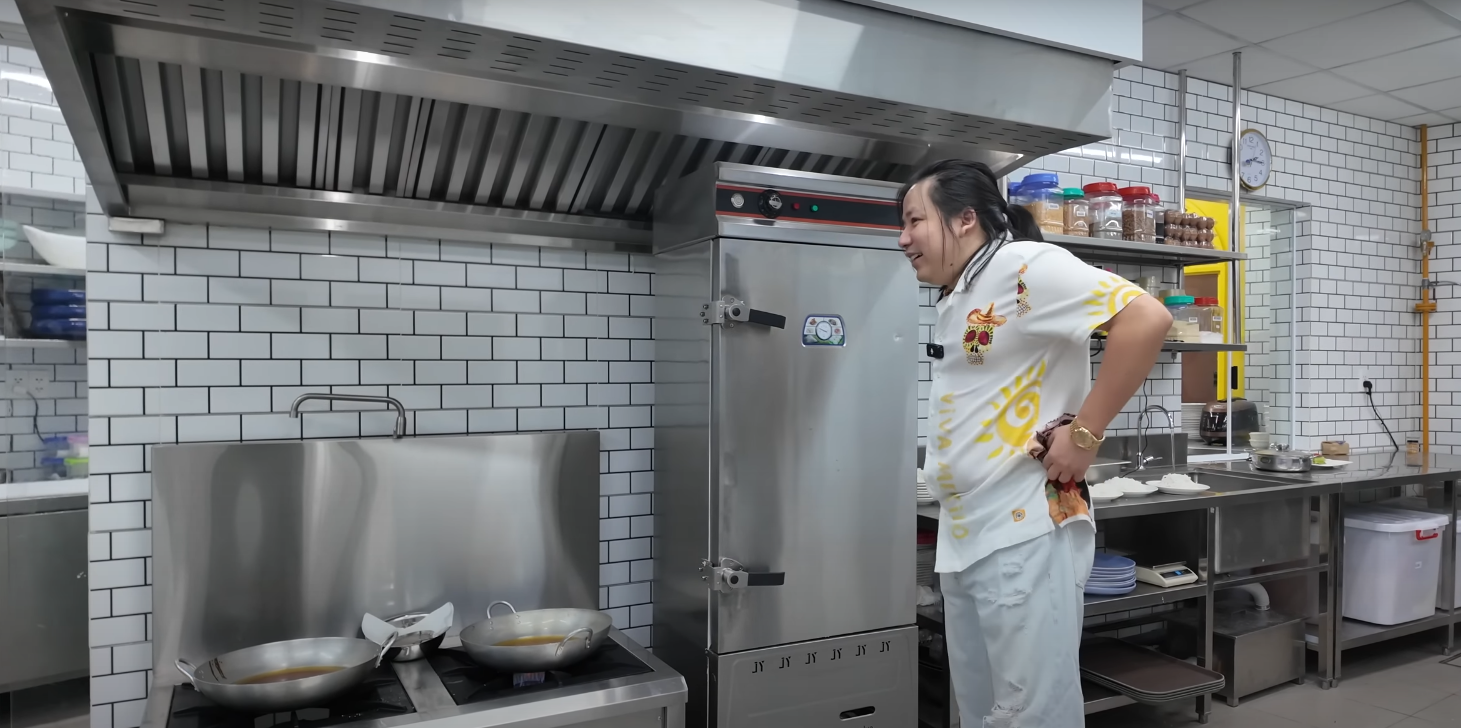 Khoa Pug về Việt Nam đi tập tễnh sau 2 lần kéo chân