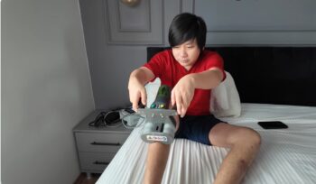 Khoa Pug về Việt Nam đi tập tễnh sau 2 lần kéo chân