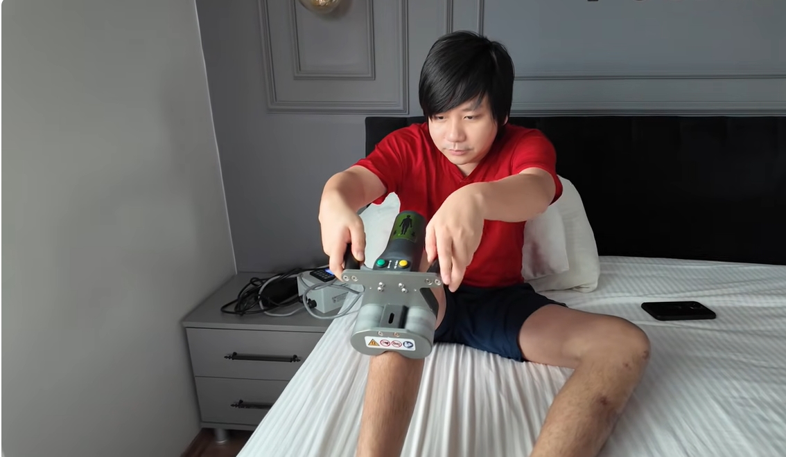 Khoa Pug về Việt Nam đi tập tễnh sau 2 lần kéo chân