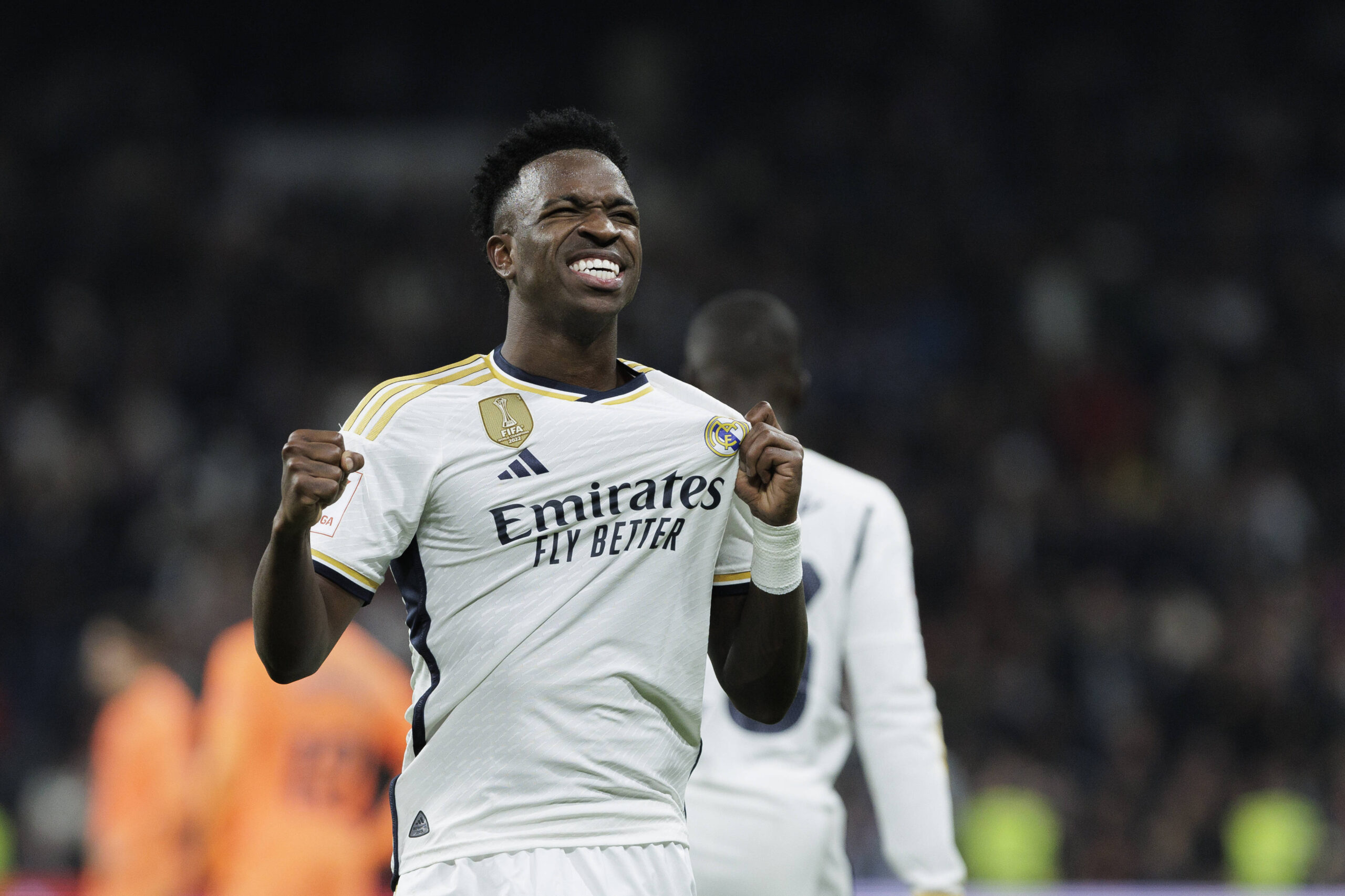 Vinicius ‘ngắt liên lạc’ với Real Madrid vì lương chưa xứng tầm