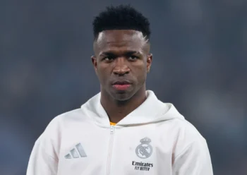 Vinicius ‘ngắt liên lạc’ với Real Madrid vì lương chưa xứng tầm