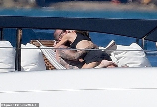 Cuộc tình vụng trộm của Beckham bị nhắc lại