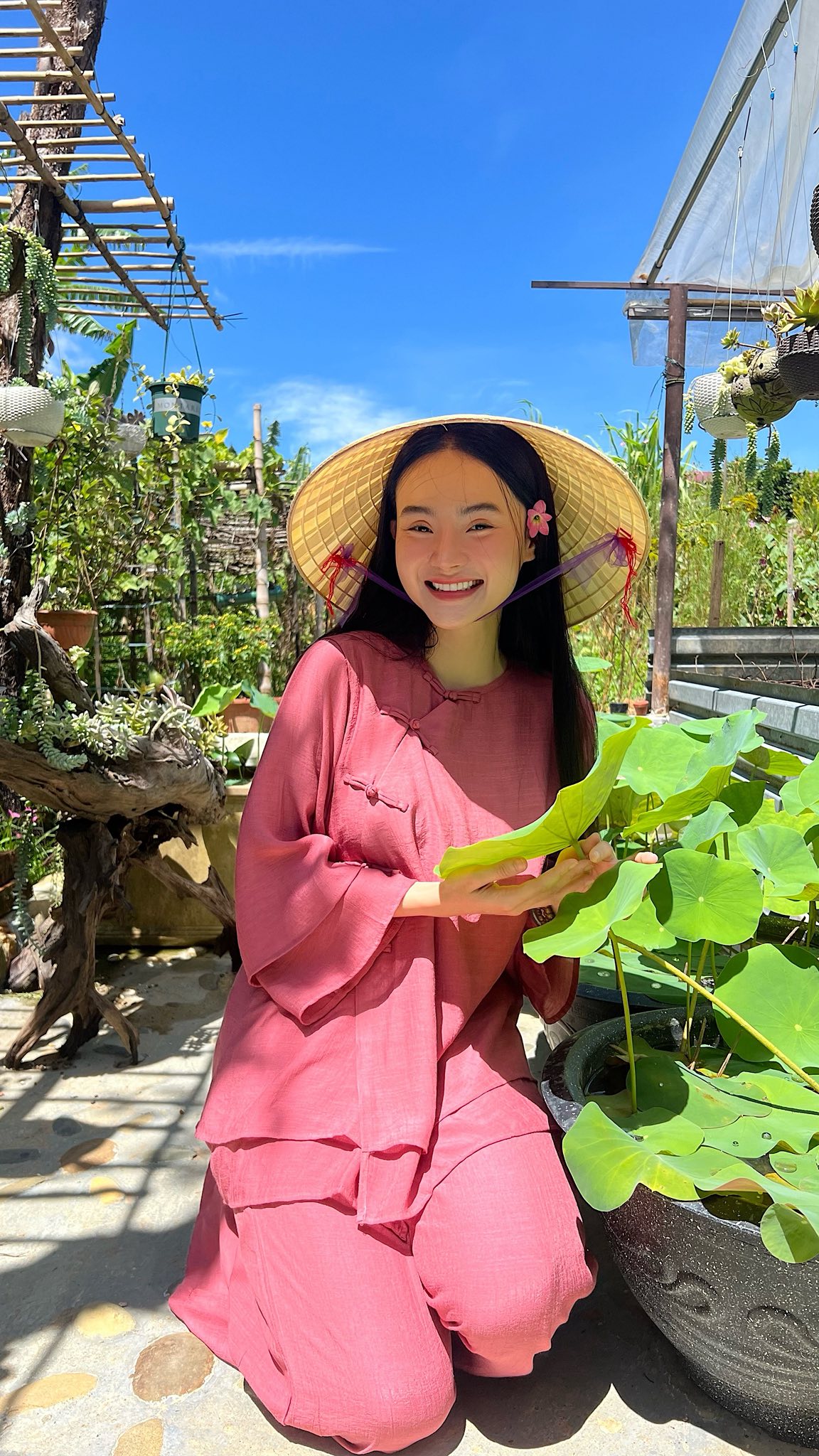 Sốc trước cuộc sống hiện tại của em gái Angela Phương Trinh