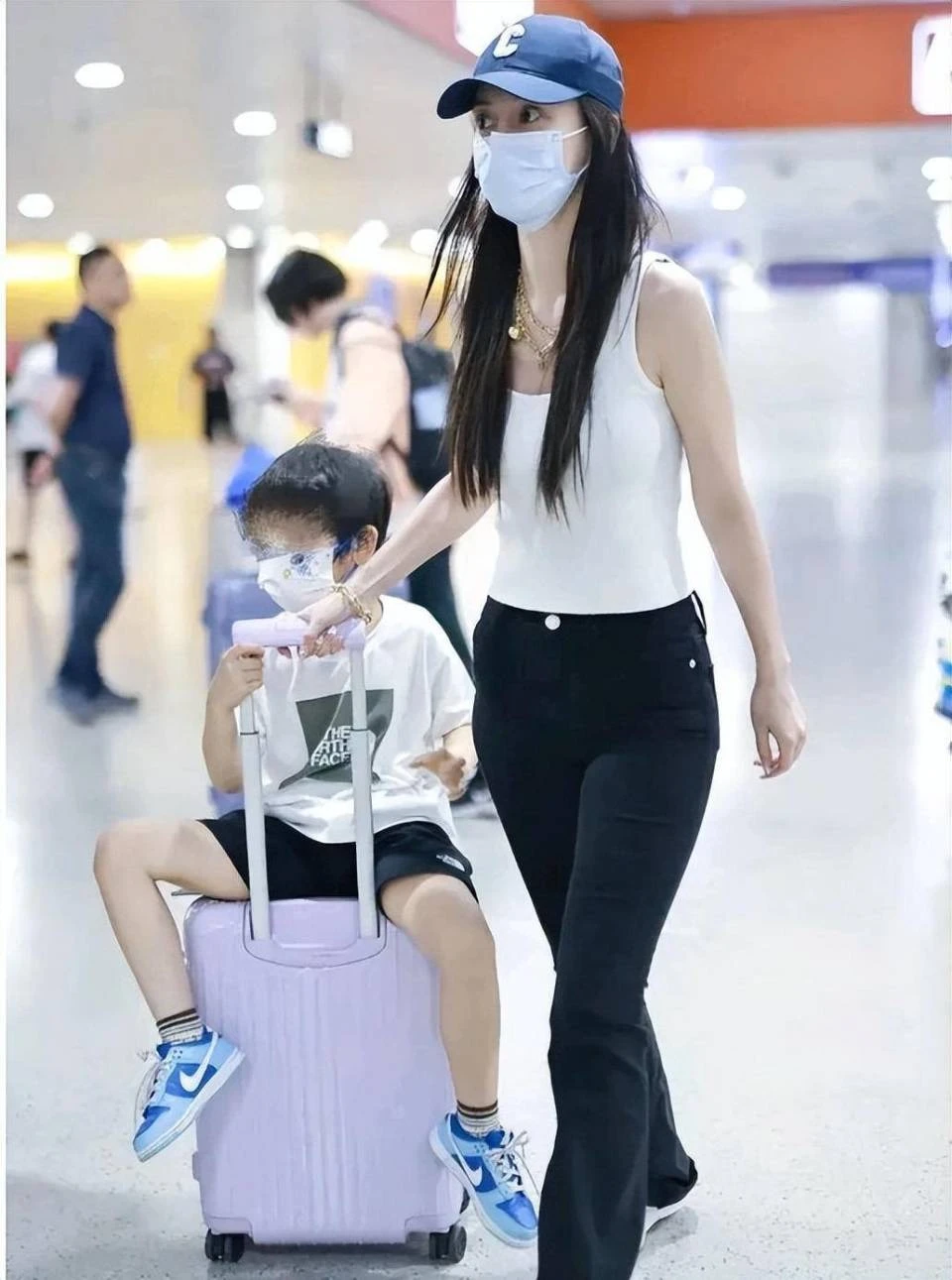 Căng: Angelababy cấm Huỳnh Hiểu Minh gặp con