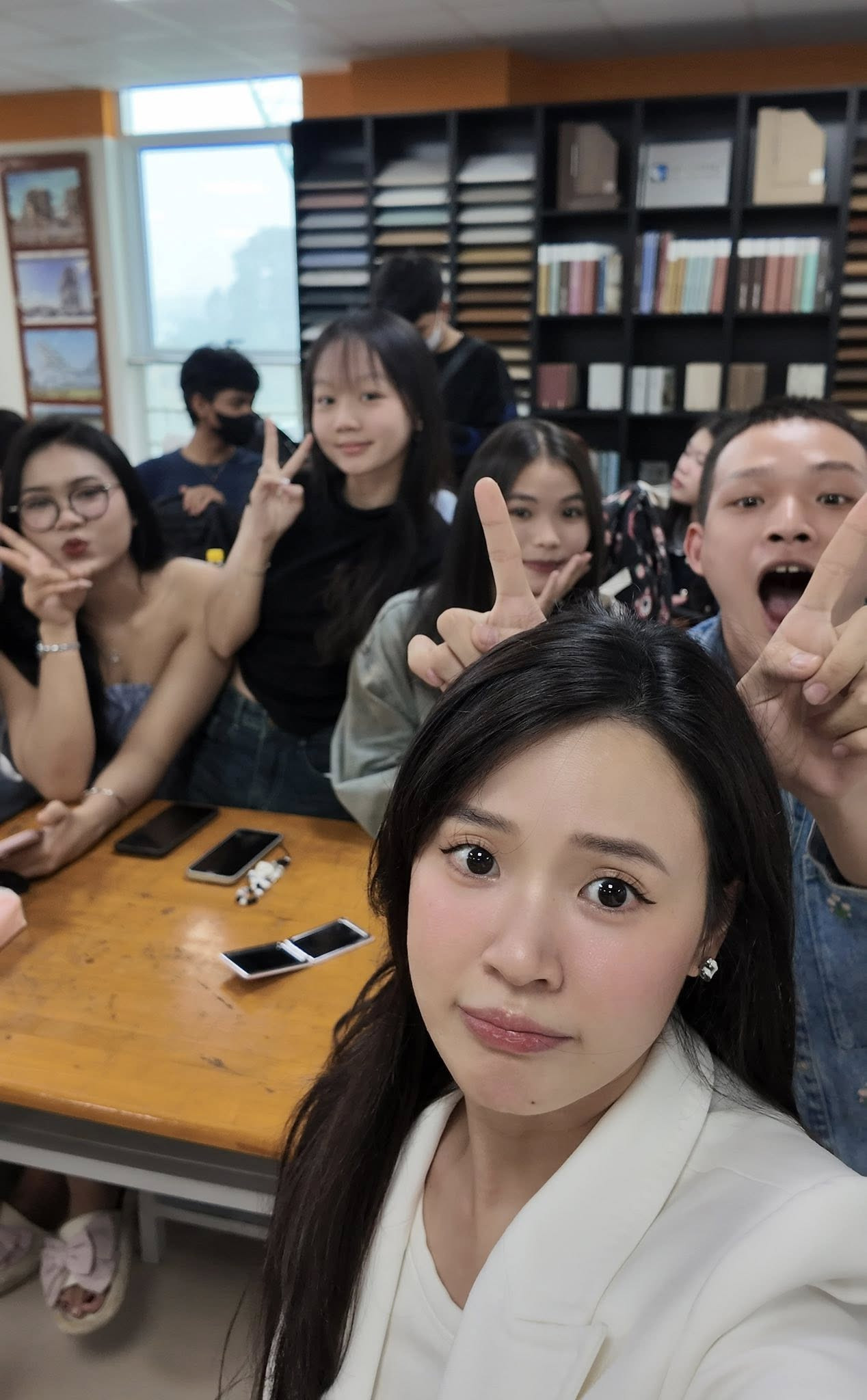 Midu bị chụp lén khi đi chấm thi cho sinh viên
