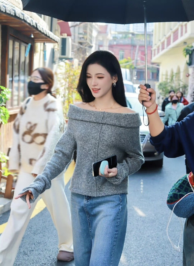 Trương Dư Hi lại gây sốt vì gu ăn mặc