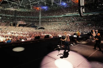 Wembley chấn động: Khán giả rơi lầu tử vong tại concert Oasis - Ongkinh