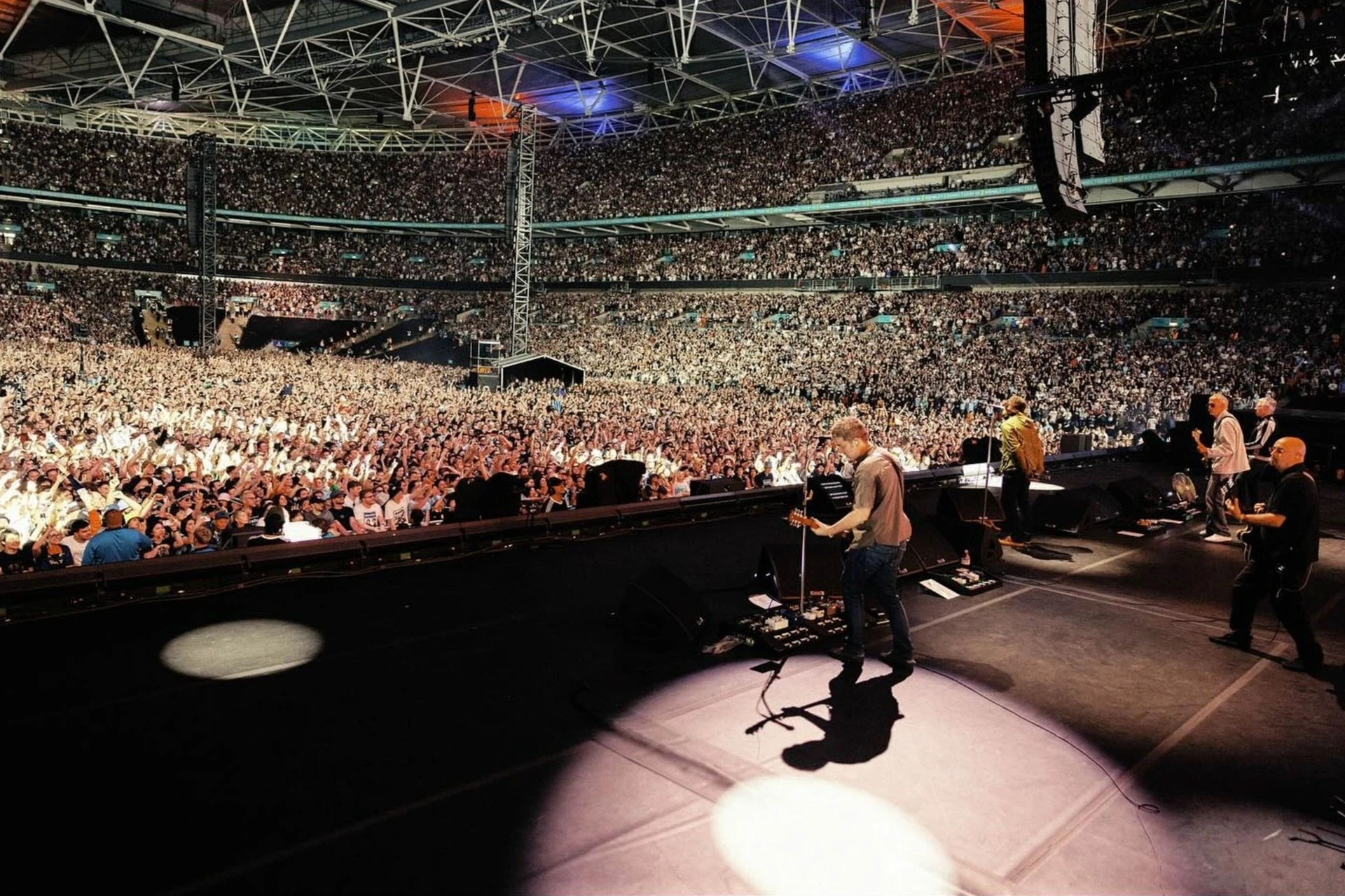 Wembley chấn động: Khán giả rơi lầu tử vong tại concert Oasis - Ongkinh