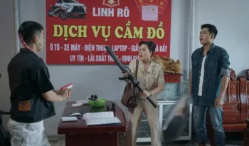 Phim truyền hình *Có anh, nơi ấy bình yên* vừa phát sóng trên khung giờ vàng đã lập tức thu hút sự chú ý của khán giả bởi nội dung thời sự và dàn diễn viên quen thuộc, trong đó có nghệ sĩ Vân Dung, Thu Quỳnh, MC Tuấn Tú, Lê Bống, NSƯT Bùi Bài Bình... Tuy nhiên, sau vài tập phát sóng đầu tiên, bộ phim lại vướng phải những tranh cãi gay gắt liên quan đến cách xây dựng tình tiết và yếu tố hài được cho là “lố tay”, làm giảm sự thuyết phục và chiều sâu vốn được kỳ vọng ở một tác phẩm phản ánh hiện thực đời sống nông thôn sau sáp nhập. *Có anh, nơi ấy bình yên* lấy bối cảnh xã Tiên Phong, nơi đang trong quá trình tinh gọn bộ máy chính quyền sau sáp nhập. Đây là một vùng quê điển hình với những vấn đề nổi cộm như tranh chấp đất đai, buôn hàng giả, nạn nghiện ngập, mâu thuẫn dòng họ… Một điểm nhấn đáng chú ý là sự xuất hiện của lực lượng công an chính quy được điều động về địa phương để chấn chỉnh và xử lý các bất ổn. Nhân vật chính, trưởng công an xã trẻ Huy, do MC Tuấn Tú thủ vai, là người mang trọng trách thay đổi cục diện và lập lại trật tự. Xung quanh anh là những nhân vật đại diện cho nhiều tầng lớp, tính cách khác nhau trong cộng đồng dân cư xã Tiên Phong. Dù được đầu tư khá kỹ lưỡng với dàn diễn viên có thực lực như NSƯT Thanh Quý, NSƯT Thái Sơn, nghệ sĩ Vân Dung, Thu Quỳnh, NSƯT Bùi Bài Bình…, bộ phim vẫn gây tranh luận bởi những tình tiết hài bị cho là thiếu tiết chế, phá hỏng không khí vốn mang đậm màu sắc thời sự và tâm lý xã hội. **"Tôi thấy phim có nội dung khá ổn, dàn diễn viên diễn xuất tốt nhưng vài tình huống hài bị đẩy lên 'lố' quá khiến phim hơi nhảm"**, một khán giả nhận xét trên mạng xã hội. **"Có lẽ đây là 'bệnh nan y' của phim Việt rồi. Muốn tạo kịch tính cũng lố, tạo tình tiết hài cũng lố nốt. Mong xem được những cảnh tinh tế, thoại duyên hơn được không"**, một bình luận khác chia sẻ sự thất vọng. Nghệ sĩ Vân Dung, trong vai bà Nga – vợ chủ tịch xã, được kỳ vọng mang đến nét duyên hài hước và sinh động cho tuyến truyện phụ. Tuy nhiên, nhiều phân cảnh của bà lại trở thành tâm điểm tranh cãi. **"Tôi thấy bà Nga là vợ chủ tịch mà khi biết mình mua hàng thực phẩm chức năng giả lại ngồi bệt xuống đất gào khóc kiểu ăn vạ… như vậy hơi lố"**, một khán giả nêu quan điểm. Không ít người cho rằng sự hài hước được xây dựng thiếu tự nhiên và có phần phản cảm, khiến khán giả mất đi sự đồng cảm với nhân vật, vốn dĩ cần sự gần gũi và chân thực trong một bối cảnh đời thường như thế. Bên cạnh đó, một số tình huống được đánh giá là thiếu logic, dẫn tới cảm giác gượng ép cho người xem. Chẳng hạn, trong một phân cảnh, hai nhân vật vừa ôm con gà tới nhà đã lập tức thắp nhang rồi ngồi vào mâm ăn như không có gì bất thường. Cảnh bà Nga cùng bà Tơ mang món kê gà tẩm bổ cho anh công an xã trẻ cũng bị cho là quá đà và không hợp lý trong bối cảnh thực tế. **"Có cảnh Vân bỗng dưng làm thịt con gà đá của bác trưởng họ một cách 'hồn nhiên' thế. Cô cháu này chắc chắn biết bác trưởng họ mê đá gà thì không thể vô tư làm thịt con gà của bác mà không biết, rồi bê cả chân gà, kê gà vừa làm thịt lên cho bác trưởng họ ăn như trêu ngươi. Đây là tình tiết không thực tế, hơi khiên cưỡng"**, một khán giả nêu thẳng vấn đề. Đạo diễn NSƯT Nguyễn Danh Dũng, người từng đứng sau thành công của nhiều bộ phim truyền hình ăn khách, là người cầm trịch dự án này. Việc ông chọn khai thác một đề tài rất gần với hơi thở cuộc sống nông thôn hiện nay được đánh giá là đúng hướng. Tuy nhiên, giữa một không gian vốn đầy tính thời sự và tâm lý cộng đồng, những mảng miếng hài quá đà dường như lại khiến tổng thể trở nên thiếu hài hòa. Dù yếu tố giải trí là cần thiết để cân bằng cảm xúc, nhưng sự lạm dụng không đúng chỗ lại vô tình làm mờ đi thông điệp chính của bộ phim. Dẫu vậy, cũng cần ghi nhận rằng bộ phim mới chỉ đi được vài tập đầu tiên. Những tranh cãi hiện tại có thể sẽ trở thành động lực để ê-kíp sáng tạo điều chỉnh nhịp phim, tiết chế các tình huống gây cười và tập trung hơn vào chiều sâu nội dung. Khi xử lý được những mâu thuẫn về nhịp điệu và tông phim, *Có anh, nơi ấy bình yên* vẫn có cơ hội khẳng định chất lượng của mình và ghi dấu ấn như một bộ phim phản ánh trung thực và sinh động về nông thôn Việt Nam thời kỳ chuyển mình.