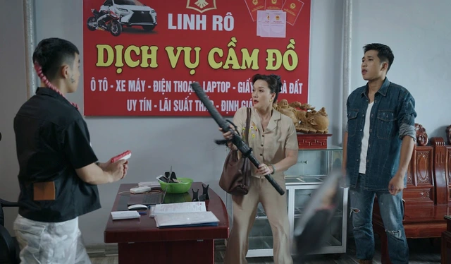 Phim truyền hình *Có anh, nơi ấy bình yên* vừa phát sóng trên khung giờ vàng đã lập tức thu hút sự chú ý của khán giả bởi nội dung thời sự và dàn diễn viên quen thuộc, trong đó có nghệ sĩ Vân Dung, Thu Quỳnh, MC Tuấn Tú, Lê Bống, NSƯT Bùi Bài Bình... Tuy nhiên, sau vài tập phát sóng đầu tiên, bộ phim lại vướng phải những tranh cãi gay gắt liên quan đến cách xây dựng tình tiết và yếu tố hài được cho là “lố tay”, làm giảm sự thuyết phục và chiều sâu vốn được kỳ vọng ở một tác phẩm phản ánh hiện thực đời sống nông thôn sau sáp nhập.

*Có anh, nơi ấy bình yên* lấy bối cảnh xã Tiên Phong, nơi đang trong quá trình tinh gọn bộ máy chính quyền sau sáp nhập. Đây là một vùng quê điển hình với những vấn đề nổi cộm như tranh chấp đất đai, buôn hàng giả, nạn nghiện ngập, mâu thuẫn dòng họ… Một điểm nhấn đáng chú ý là sự xuất hiện của lực lượng công an chính quy được điều động về địa phương để chấn chỉnh và xử lý các bất ổn. Nhân vật chính, trưởng công an xã trẻ Huy, do MC Tuấn Tú thủ vai, là người mang trọng trách thay đổi cục diện và lập lại trật tự. Xung quanh anh là những nhân vật đại diện cho nhiều tầng lớp, tính cách khác nhau trong cộng đồng dân cư xã Tiên Phong.

Dù được đầu tư khá kỹ lưỡng với dàn diễn viên có thực lực như NSƯT Thanh Quý, NSƯT Thái Sơn, nghệ sĩ Vân Dung, Thu Quỳnh, NSƯT Bùi Bài Bình…, bộ phim vẫn gây tranh luận bởi những tình tiết hài bị cho là thiếu tiết chế, phá hỏng không khí vốn mang đậm màu sắc thời sự và tâm lý xã hội. **"Tôi thấy phim có nội dung khá ổn, dàn diễn viên diễn xuất tốt nhưng vài tình huống hài bị đẩy lên 'lố' quá khiến phim hơi nhảm"**, một khán giả nhận xét trên mạng xã hội. **"Có lẽ đây là 'bệnh nan y' của phim Việt rồi. Muốn tạo kịch tính cũng lố, tạo tình tiết hài cũng lố nốt. Mong xem được những cảnh tinh tế, thoại duyên hơn được không"**, một bình luận khác chia sẻ sự thất vọng.

Nghệ sĩ Vân Dung, trong vai bà Nga – vợ chủ tịch xã, được kỳ vọng mang đến nét duyên hài hước và sinh động cho tuyến truyện phụ. Tuy nhiên, nhiều phân cảnh của bà lại trở thành tâm điểm tranh cãi. **"Tôi thấy bà Nga là vợ chủ tịch mà khi biết mình mua hàng thực phẩm chức năng giả lại ngồi bệt xuống đất gào khóc kiểu ăn vạ… như vậy hơi lố"**, một khán giả nêu quan điểm. Không ít người cho rằng sự hài hước được xây dựng thiếu tự nhiên và có phần phản cảm, khiến khán giả mất đi sự đồng cảm với nhân vật, vốn dĩ cần sự gần gũi và chân thực trong một bối cảnh đời thường như thế.

Bên cạnh đó, một số tình huống được đánh giá là thiếu logic, dẫn tới cảm giác gượng ép cho người xem. Chẳng hạn, trong một phân cảnh, hai nhân vật vừa ôm con gà tới nhà đã lập tức thắp nhang rồi ngồi vào mâm ăn như không có gì bất thường. Cảnh bà Nga cùng bà Tơ mang món kê gà tẩm bổ cho anh công an xã trẻ cũng bị cho là quá đà và không hợp lý trong bối cảnh thực tế. **"Có cảnh Vân bỗng dưng làm thịt con gà đá của bác trưởng họ một cách 'hồn nhiên' thế. Cô cháu này chắc chắn biết bác trưởng họ mê đá gà thì không thể vô tư làm thịt con gà của bác mà không biết, rồi bê cả chân gà, kê gà vừa làm thịt lên cho bác trưởng họ ăn như trêu ngươi. Đây là tình tiết không thực tế, hơi khiên cưỡng"**, một khán giả nêu thẳng vấn đề.

Đạo diễn NSƯT Nguyễn Danh Dũng, người từng đứng sau thành công của nhiều bộ phim truyền hình ăn khách, là người cầm trịch dự án này. Việc ông chọn khai thác một đề tài rất gần với hơi thở cuộc sống nông thôn hiện nay được đánh giá là đúng hướng. Tuy nhiên, giữa một không gian vốn đầy tính thời sự và tâm lý cộng đồng, những mảng miếng hài quá đà dường như lại khiến tổng thể trở nên thiếu hài hòa. Dù yếu tố giải trí là cần thiết để cân bằng cảm xúc, nhưng sự lạm dụng không đúng chỗ lại vô tình làm mờ đi thông điệp chính của bộ phim.

Dẫu vậy, cũng cần ghi nhận rằng bộ phim mới chỉ đi được vài tập đầu tiên. Những tranh cãi hiện tại có thể sẽ trở thành động lực để ê-kíp sáng tạo điều chỉnh nhịp phim, tiết chế các tình huống gây cười và tập trung hơn vào chiều sâu nội dung. Khi xử lý được những mâu thuẫn về nhịp điệu và tông phim, *Có anh, nơi ấy bình yên* vẫn có cơ hội khẳng định chất lượng của mình và ghi dấu ấn như một bộ phim phản ánh trung thực và sinh động về nông thôn Việt Nam thời kỳ chuyển mình.
