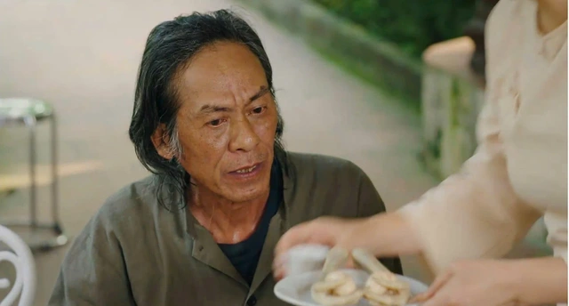 Phim truyền hình *Có anh, nơi ấy bình yên* vừa phát sóng trên khung giờ vàng đã lập tức thu hút sự chú ý của khán giả bởi nội dung thời sự và dàn diễn viên quen thuộc, trong đó có nghệ sĩ Vân Dung, Thu Quỳnh, MC Tuấn Tú, Lê Bống, NSƯT Bùi Bài Bình... Tuy nhiên, sau vài tập phát sóng đầu tiên, bộ phim lại vướng phải những tranh cãi gay gắt liên quan đến cách xây dựng tình tiết và yếu tố hài được cho là “lố tay”, làm giảm sự thuyết phục và chiều sâu vốn được kỳ vọng ở một tác phẩm phản ánh hiện thực đời sống nông thôn sau sáp nhập.

*Có anh, nơi ấy bình yên* lấy bối cảnh xã Tiên Phong, nơi đang trong quá trình tinh gọn bộ máy chính quyền sau sáp nhập. Đây là một vùng quê điển hình với những vấn đề nổi cộm như tranh chấp đất đai, buôn hàng giả, nạn nghiện ngập, mâu thuẫn dòng họ… Một điểm nhấn đáng chú ý là sự xuất hiện của lực lượng công an chính quy được điều động về địa phương để chấn chỉnh và xử lý các bất ổn. Nhân vật chính, trưởng công an xã trẻ Huy, do MC Tuấn Tú thủ vai, là người mang trọng trách thay đổi cục diện và lập lại trật tự. Xung quanh anh là những nhân vật đại diện cho nhiều tầng lớp, tính cách khác nhau trong cộng đồng dân cư xã Tiên Phong.

Dù được đầu tư khá kỹ lưỡng với dàn diễn viên có thực lực như NSƯT Thanh Quý, NSƯT Thái Sơn, nghệ sĩ Vân Dung, Thu Quỳnh, NSƯT Bùi Bài Bình…, bộ phim vẫn gây tranh luận bởi những tình tiết hài bị cho là thiếu tiết chế, phá hỏng không khí vốn mang đậm màu sắc thời sự và tâm lý xã hội. **"Tôi thấy phim có nội dung khá ổn, dàn diễn viên diễn xuất tốt nhưng vài tình huống hài bị đẩy lên 'lố' quá khiến phim hơi nhảm"**, một khán giả nhận xét trên mạng xã hội. **"Có lẽ đây là 'bệnh nan y' của phim Việt rồi. Muốn tạo kịch tính cũng lố, tạo tình tiết hài cũng lố nốt. Mong xem được những cảnh tinh tế, thoại duyên hơn được không"**, một bình luận khác chia sẻ sự thất vọng.

Nghệ sĩ Vân Dung, trong vai bà Nga – vợ chủ tịch xã, được kỳ vọng mang đến nét duyên hài hước và sinh động cho tuyến truyện phụ. Tuy nhiên, nhiều phân cảnh của bà lại trở thành tâm điểm tranh cãi. **"Tôi thấy bà Nga là vợ chủ tịch mà khi biết mình mua hàng thực phẩm chức năng giả lại ngồi bệt xuống đất gào khóc kiểu ăn vạ… như vậy hơi lố"**, một khán giả nêu quan điểm. Không ít người cho rằng sự hài hước được xây dựng thiếu tự nhiên và có phần phản cảm, khiến khán giả mất đi sự đồng cảm với nhân vật, vốn dĩ cần sự gần gũi và chân thực trong một bối cảnh đời thường như thế.

Bên cạnh đó, một số tình huống được đánh giá là thiếu logic, dẫn tới cảm giác gượng ép cho người xem. Chẳng hạn, trong một phân cảnh, hai nhân vật vừa ôm con gà tới nhà đã lập tức thắp nhang rồi ngồi vào mâm ăn như không có gì bất thường. Cảnh bà Nga cùng bà Tơ mang món kê gà tẩm bổ cho anh công an xã trẻ cũng bị cho là quá đà và không hợp lý trong bối cảnh thực tế. **"Có cảnh Vân bỗng dưng làm thịt con gà đá của bác trưởng họ một cách 'hồn nhiên' thế. Cô cháu này chắc chắn biết bác trưởng họ mê đá gà thì không thể vô tư làm thịt con gà của bác mà không biết, rồi bê cả chân gà, kê gà vừa làm thịt lên cho bác trưởng họ ăn như trêu ngươi. Đây là tình tiết không thực tế, hơi khiên cưỡng"**, một khán giả nêu thẳng vấn đề.

Đạo diễn NSƯT Nguyễn Danh Dũng, người từng đứng sau thành công của nhiều bộ phim truyền hình ăn khách, là người cầm trịch dự án này. Việc ông chọn khai thác một đề tài rất gần với hơi thở cuộc sống nông thôn hiện nay được đánh giá là đúng hướng. Tuy nhiên, giữa một không gian vốn đầy tính thời sự và tâm lý cộng đồng, những mảng miếng hài quá đà dường như lại khiến tổng thể trở nên thiếu hài hòa. Dù yếu tố giải trí là cần thiết để cân bằng cảm xúc, nhưng sự lạm dụng không đúng chỗ lại vô tình làm mờ đi thông điệp chính của bộ phim.

Dẫu vậy, cũng cần ghi nhận rằng bộ phim mới chỉ đi được vài tập đầu tiên. Những tranh cãi hiện tại có thể sẽ trở thành động lực để ê-kíp sáng tạo điều chỉnh nhịp phim, tiết chế các tình huống gây cười và tập trung hơn vào chiều sâu nội dung. Khi xử lý được những mâu thuẫn về nhịp điệu và tông phim, *Có anh, nơi ấy bình yên* vẫn có cơ hội khẳng định chất lượng của mình và ghi dấu ấn như một bộ phim phản ánh trung thực và sinh động về nông thôn Việt Nam thời kỳ chuyển mình.
