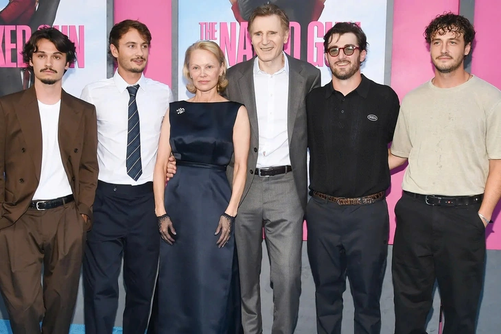 Liam Neeson và Pamela Anderson công khai hẹn hò